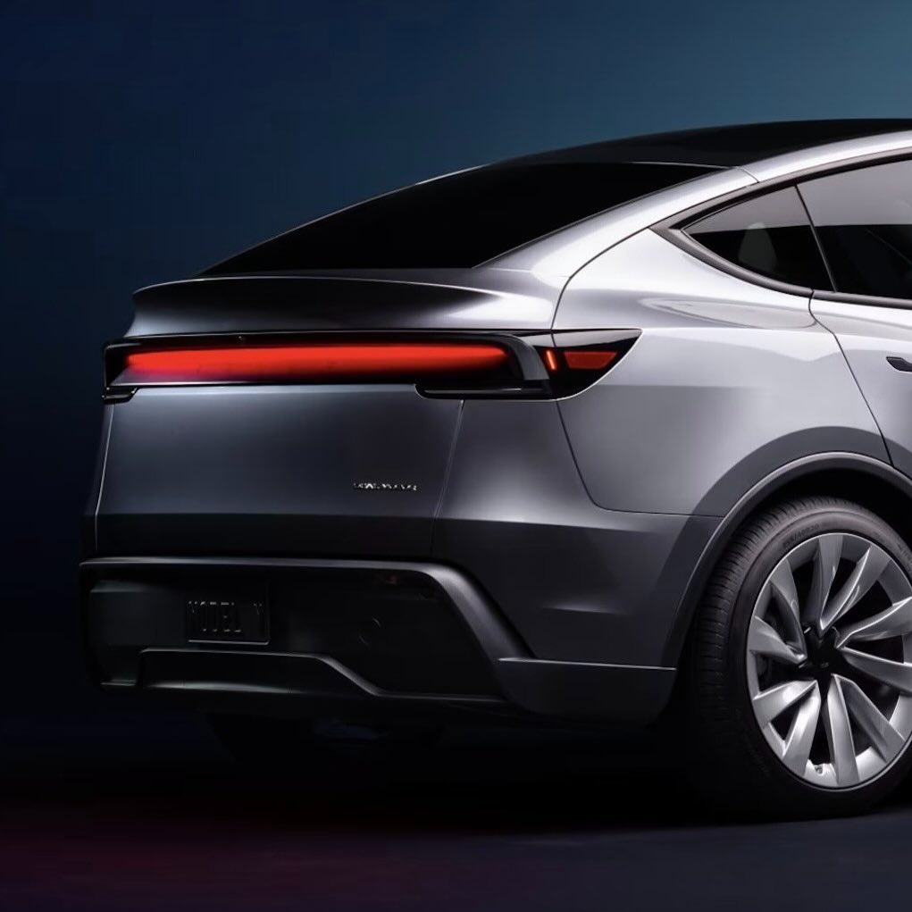 特斯拉刚刚发布了新款特斯拉 Model Y 的首批图片，这是自 2020 年推出以来的首次改款。这款车型计划于 2025 年 5 月在中国首次上市，美国上市日期尚不清楚。去年的 Model 3 改款几乎在各个方面都进行了改进，我们预计 Y 也会有类似的改进。 @edmundscars