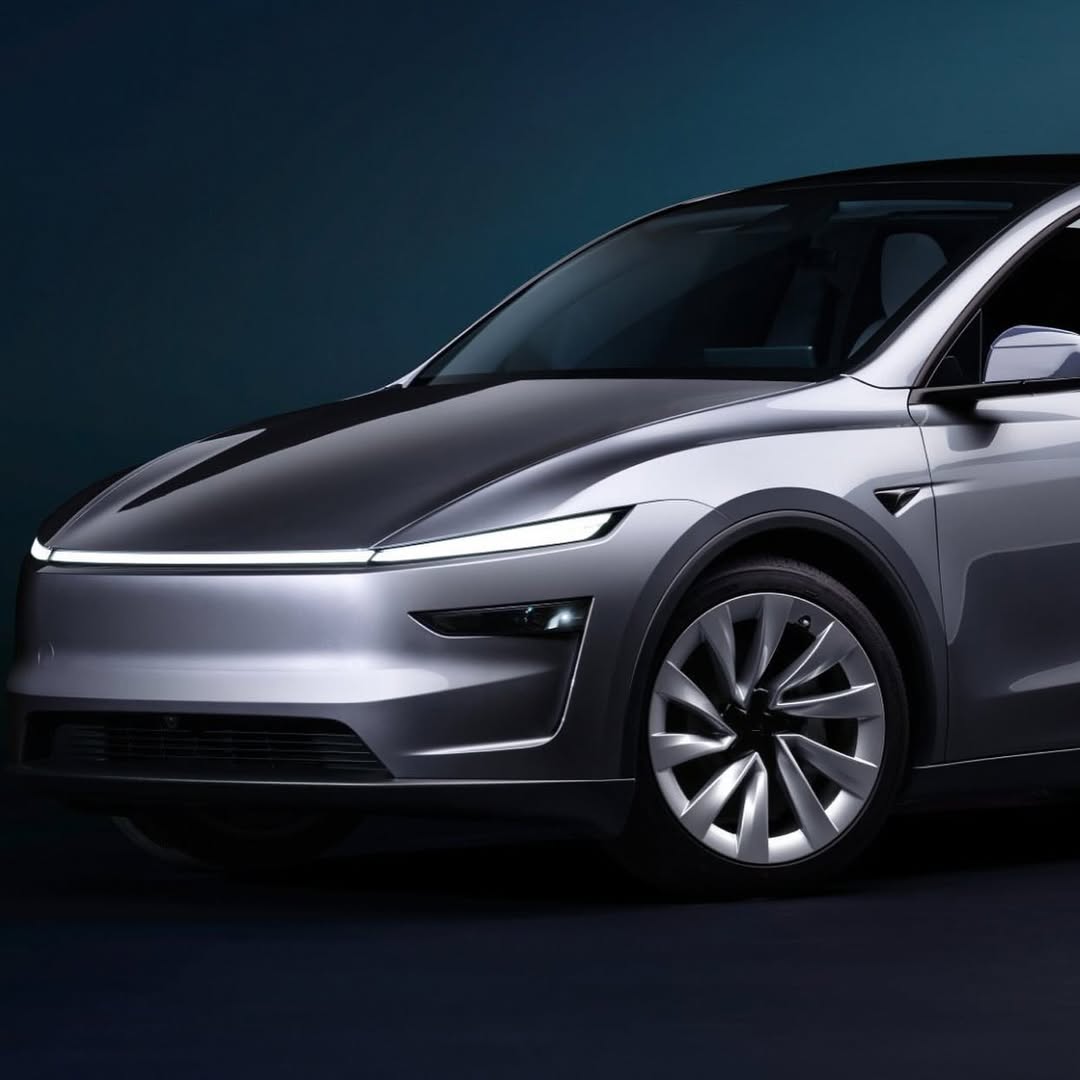 特斯拉刚刚发布了新款特斯拉 Model Y 的首批图片，这是自 2020 年推出以来的首次改款。这款车型计划于 2025 年 5 月在中国首次上市，美国上市日期尚不清楚。去年的 Model 3 改款几乎在各个方面都进行了改进，我们预计 Y 也会有类似的改进。 @edmundscars