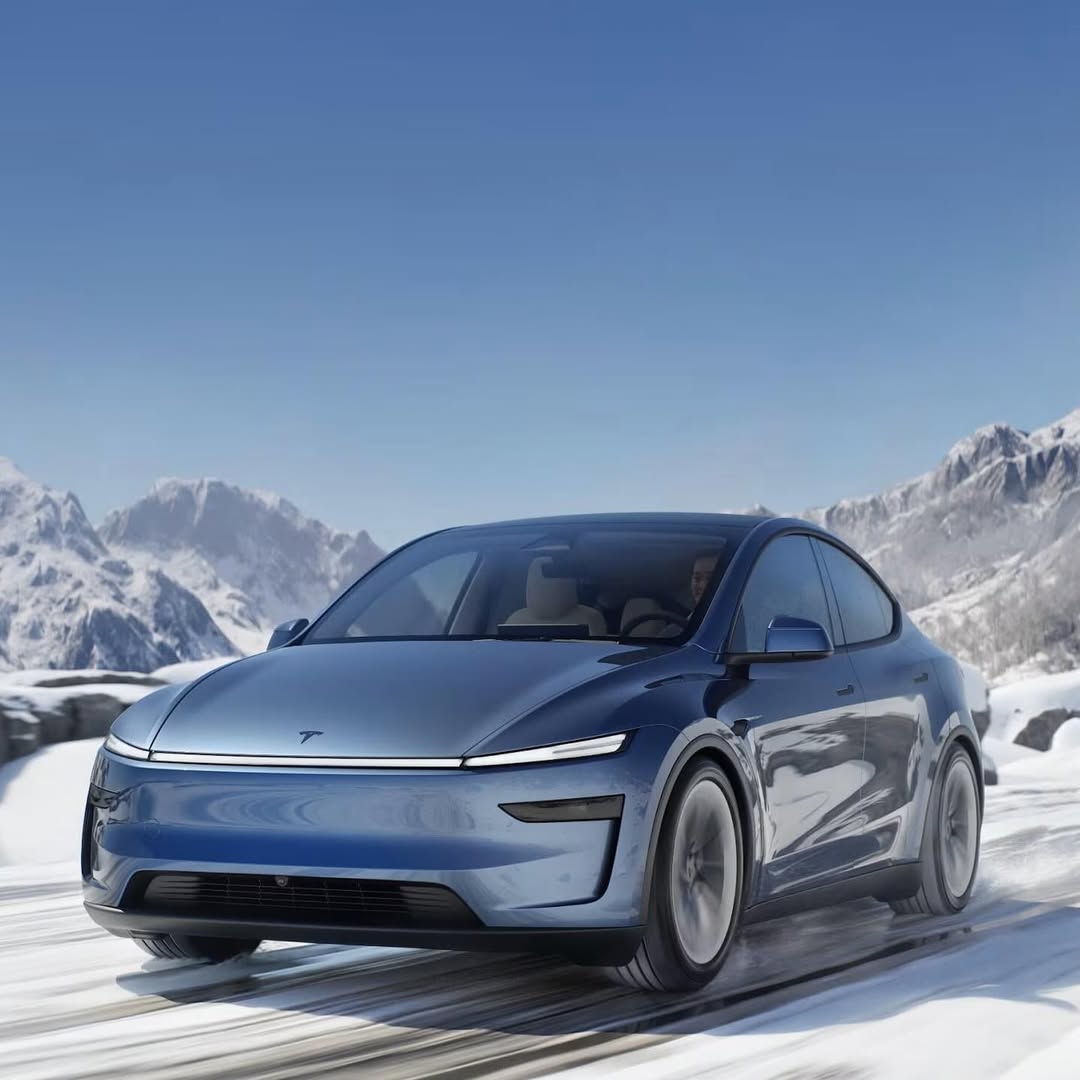 特斯拉刚刚发布了新款特斯拉 Model Y 的首批图片，这是自 2020 年推出以来的首次改款。这款车型计划于 2025 年 5 月在中国首次上市，美国上市日期尚不清楚。去年的 Model 3 改款几乎在各个方面都进行了改进，我们预计 Y 也会有类似的改进。 @edmundscars