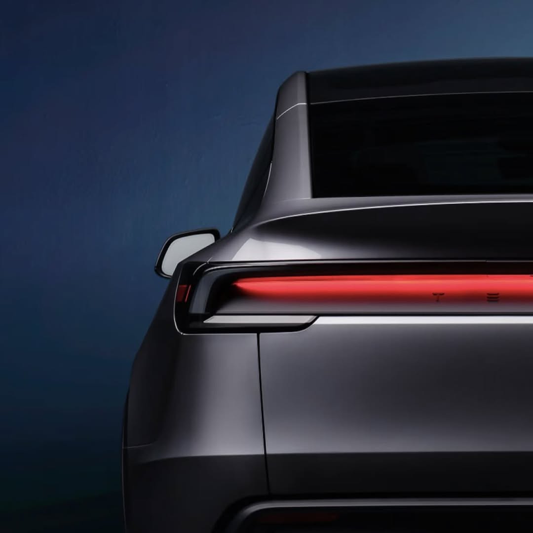 特斯拉刚刚发布了新款特斯拉 Model Y 的首批图片，这是自 2020 年推出以来的首次改款。这款车型计划于 2025 年 5 月在中国首次上市，美国上市日期尚不清楚。去年的 Model 3 改款几乎在各个方面都进行了改进，我们预计 Y 也会有类似的改进。 @edmundscars