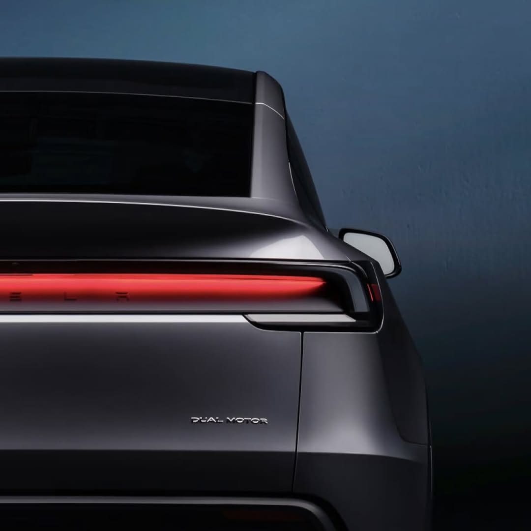 特斯拉刚刚发布了新款特斯拉 Model Y 的首批图片，这是自 2020 年推出以来的首次改款。这款车型计划于 2025 年 5 月在中国首次上市，美国上市日期尚不清楚。去年的 Model 3 改款几乎在各个方面都进行了改进，我们预计 Y 也会有类似的改进。 @edmundscars