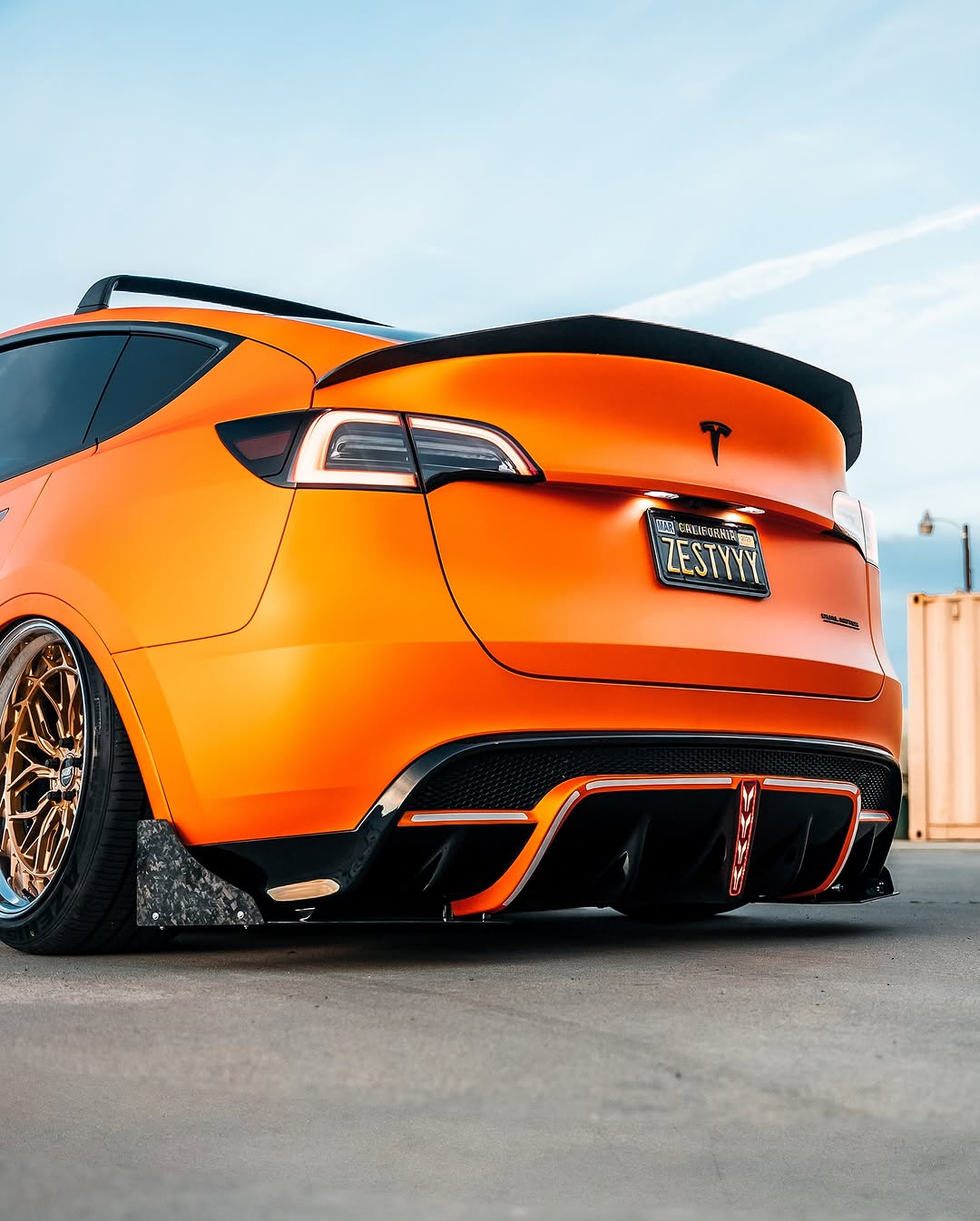 终于能够花点时间对@cruizenbydesign.表示非常感谢 

从无数的计划到深夜和解决问题的问题，他都付出了令人难以置信的时间，精力和技巧，以使这一愿景从第一天开始栩栩如生。他的奉献精神，对DetAIl的关注以及对他的手艺的热情无与伦比的。无论挑战如何，他总是找到一种使其成为HAPPEN的方法，结果不言而喻。实际上，我没有其他建造商可以开车10个小时，也没有信任一次，一次让我的cAR持续了几个月。 

我将始终APP进行我们的持续沟通以及我们持续的IDeas的交流。我真正珍视您的合作，诚实，最重要的是您的友谊。 

自豪地成为 @cruizenbydesi@cruizenbydesignmattxhernandez 
🛠资源： @cruiz@mattxhernandez 
。
.@falkentire@universalair@air_lift_performance
#tesla #modely #ev #electric #car #carsofinsta #lifeonair #bagged #orange #carsofinstagram #teslaclubofamerica #teslaowners #carsofinstagram #carphotography #modifiedcars #universalair #airlift #dailydriven #falken #cargram #teslamotors @zestla