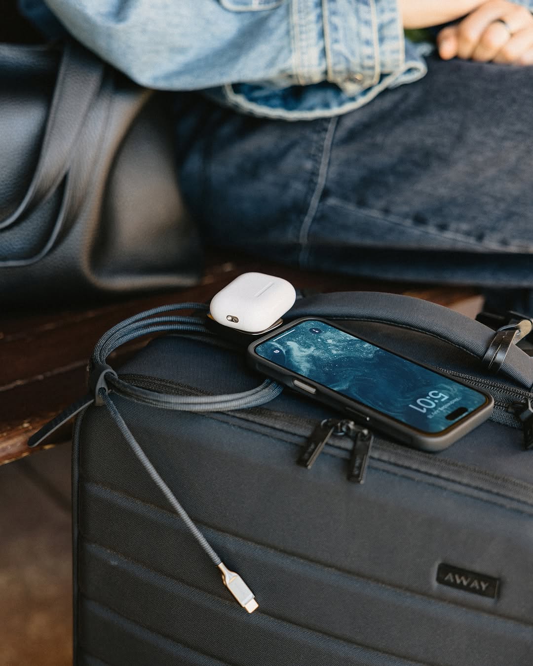 终极旅行配件？我们这样认为。

ChARge您的iPhone，AIrpods，APPLe手表等等。它具有APPLEWWAITS FASTCHARGER和USB-C连接器，这是您唯一需要包装的电缆。

立即抓住您的通用电缆。链接在生物中。
#nomad #nomadgoods @nomad