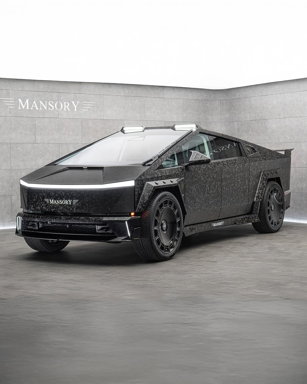 MANSORY在“蒙特卡洛顶级车展2025”上展示了针对特斯拉Cybertruck的扩展定制项目，延续了MANSORY为特斯拉品牌制定的产品策略。 全新的“MANSORY Evo加长版”：全车部件采用全碳纤维材质；限量版；全真皮内饰；车顶附加前大灯；26英寸“FD15”轮毂；高性能公路轮胎——更多细节待揭晓。 综合CO2排放量：0 g/km 能耗：26.1 kWh/100km @mansory