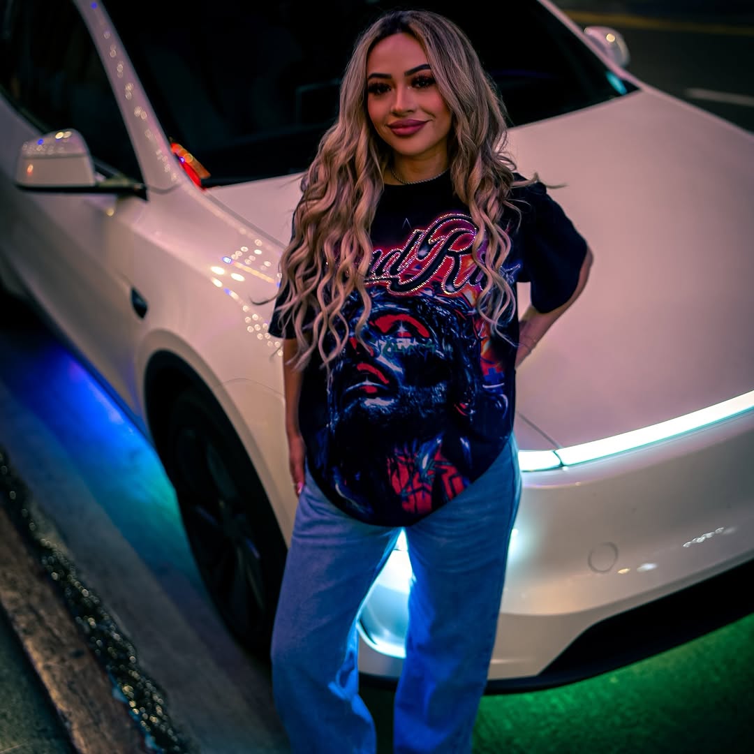 只是一个拥有新款特斯拉Model Y的女孩 Juniper 特别感谢@starlitauto将我的想象变为现实！ 感谢@teslaclubofamerica激励我购买了第一辆特斯拉！ 照片由@momohpg拍摄 • • • #teslamodely #teslajuniper #teslaclub #teslaclub南加州#teslaclub美国#teslalife @starlitauto