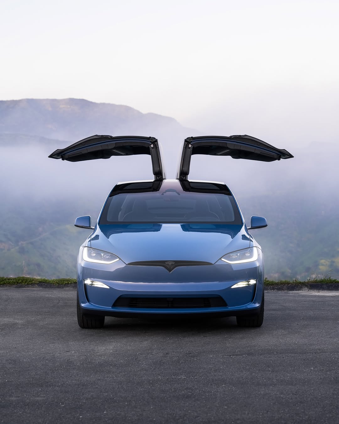Model S 和 Model X 现在更棒了——今天在美国推出 🇺🇸 亮点: – 冰霜蓝车漆颜色 – 最长续航里程可达 410 英里(Model S 长续航版——我们迄今为止续航最长的特斯拉) – 更安静的内部环境:更少的风噪和路面噪音,主动降噪效果更佳 – 新轮毂设计与改进的空气动力学 = 更长续航 – 前脸摄像头,提升视野 – 动态氛围灯,在进入车辆时会在仪表板和车门上呈现独特的动画效果 – 新的衬套和悬挂设计带来更平稳的驾驶体验 – 自适应驾驶光束 – Model S Plaid 的全新外观设计,优化了高速稳定性 – 第三排乘客和行李空间更大(Model X) @teslamotors