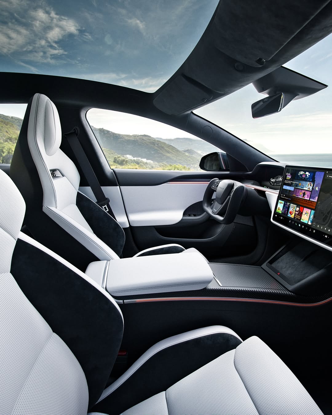 Model S 和 Model X 现在更棒了——今天在美国推出 🇺🇸 亮点: – 冰霜蓝车漆颜色 – 最长续航里程可达 410 英里(Model S 长续航版——我们迄今为止续航最长的特斯拉) – 更安静的内部环境:更少的风噪和路面噪音,主动降噪效果更佳 – 新轮毂设计与改进的空气动力学 = 更长续航 – 前脸摄像头,提升视野 – 动态氛围灯,在进入车辆时会在仪表板和车门上呈现独特的动画效果 – 新的衬套和悬挂设计带来更平稳的驾驶体验 – 自适应驾驶光束 – Model S Plaid 的全新外观设计,优化了高速稳定性 – 第三排乘客和行李空间更大(Model X) @teslamotors