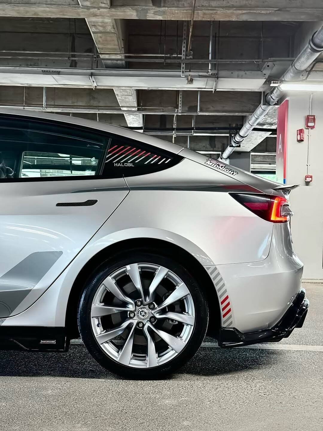 Model 3 🔥 📸：帅气的特斯拉车主 #RefreshedModel3 #Tesla #Model3 #EV #ElectricVehicle #EV #china #hongkong #Innovation $tsla #EVPerformance #CleanEnergy #ElectricCars #SustainableDriving #TechCars #NewEnergyVehicles #carwrap #carmods #tuning #carphotography @drivegreen_livegreen