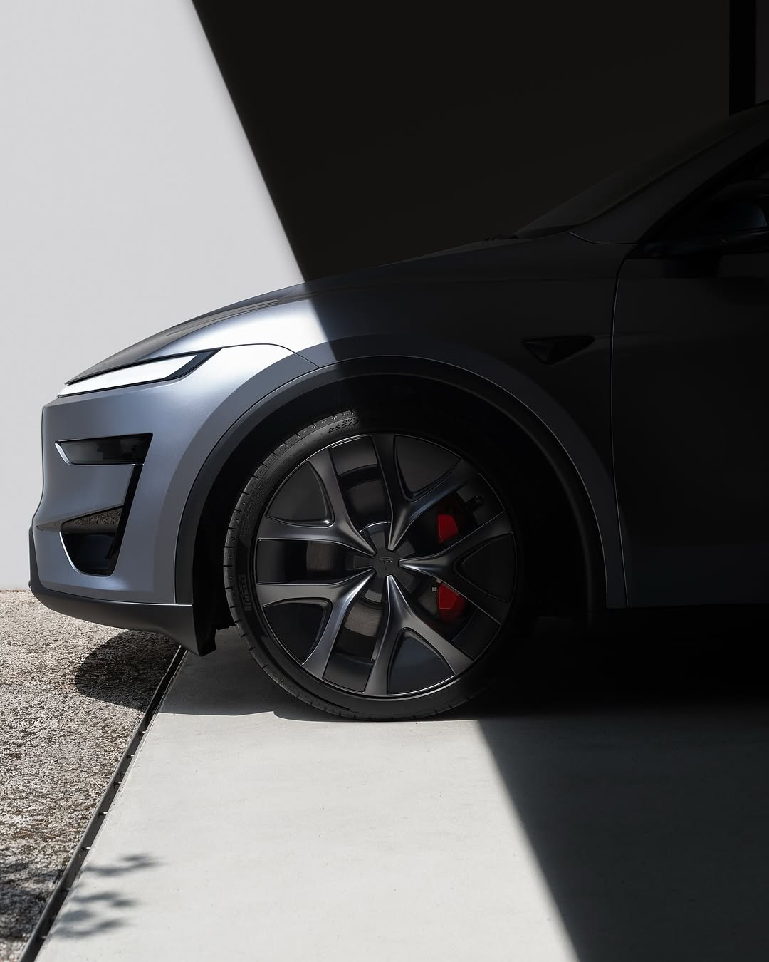 新车型Y Performance 有什么新内容 👇 设计旨在提供与在开放道路上同样出色的日常驾驶性能——现已在欧洲上市 规格概览： — 0-100公里/小时加速时间3.5秒 — 最高时速：250公里/小时 — 续航里程：580公里（WLPT） — 双电机全轮驱动 _______________________________ 车辆外观升级，以实现更出色的性能： – 新款前脸+后保险杠及碳纤维尾翼，提升空气动力学性能 – 优化的轮毂和轮胎，提供精准操控 – 性能碳纤维尾翼 = 更大的下压力，减少阻力 _______________________________ 持续平稳稳定的驾驶体验： – 自适应阻尼根据路况调整操控性 – 新增驾驶模式，为高速驾驶提供更多自由度 – 非对称轮毂+轮胎配置，提供更好的抓地力和转向性能 _______________________________ 更长的续航： – 由于采用新型高密度电池单元，充电容量增加，续航更长 _______________________________ 舒适性升级： – 静音座舱，得益于高端隔音材料和隔音玻璃 – 前排加热通风运动座椅，配备额外支撑和侧边靠垫，在转弯时将您固定在座椅上，以及可电动调节的腿部延伸装置，提供额外舒适性 – 后排带打孔和加热功能的座椅，支持电动调节靠背 – 我们最高分辨率的16英寸中央触摸屏 = 更多像素，更多乐趣 一天结束时，您可以放松身心，让FSD监督驾驶将您送回家（待监管批准） @teslamotors