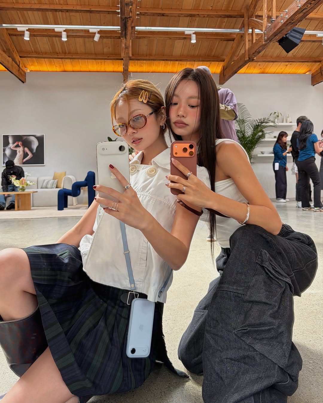 📱🍏 终于！！明天就要发布的iPhone 17 🧡 果然实物看起来太好看了…… 我现在在Pro和Pro Max之间犹豫不决！！特别是宇宙橙的颜色真的很好看～～ Sage颜色像抹茶一样低调而高级，也很吸引我…… 🍵 而且iPhone Air拿在手里真的非常薄而且轻便？ 整体性能提升也非常厉害，作为经常拍照和录像的我来说，相机确实有明显升级，这部分最让我满意！！！ 今天真的……从颜色、设计到拿在手里的感觉都看了个遍，想来想去睡不着觉…… 💭⭐️ @apple #iPhone17 #iPhoneAir @mulbada