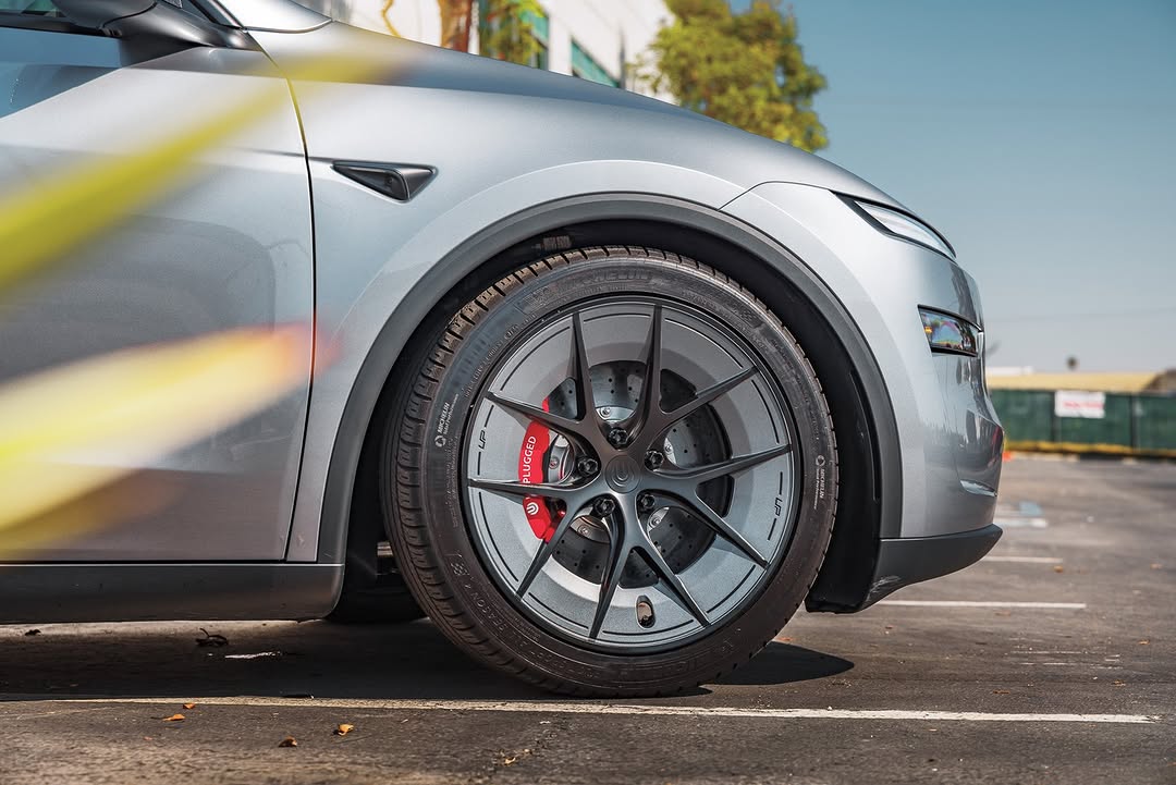 超跑级的安装在你的日常驾驶车上，这是否是有史以来最好的轮毂和刹车套件组合？ 📏 适用于所有Unplugged Performance轮毂，包括18英寸UP-03赛车规格锻造轮毂。 此套件包含： （2）6活塞一体式卡钳 （2）15.5英寸碳陶瓷刹车盘带顶帽 （4）刹车片 （2）锻造卡钳适配支架 （4）不锈钢刹车管（前后） （4）卡钳支架螺栓 一辆重车需要最耐用的刹车系统，而这些刹车系统已经经受住了时间的考验。Unplugged Performance早在Model 3首次发布之前就为特斯拉改装引入了刹车升级类别，自那时起，我们的大刹车套件一直被用于日常驾驶和赛道驾驶的特斯拉车型（S、X、3和Y）。世界上最快的特斯拉使用这套刹车系统，并在TeslaCorsa的Buttonwillow赛道活动以及日本著名的Tsukuba赛道等国际赛事中以他们的圈速记录而闻名。 @unpluggedperformance