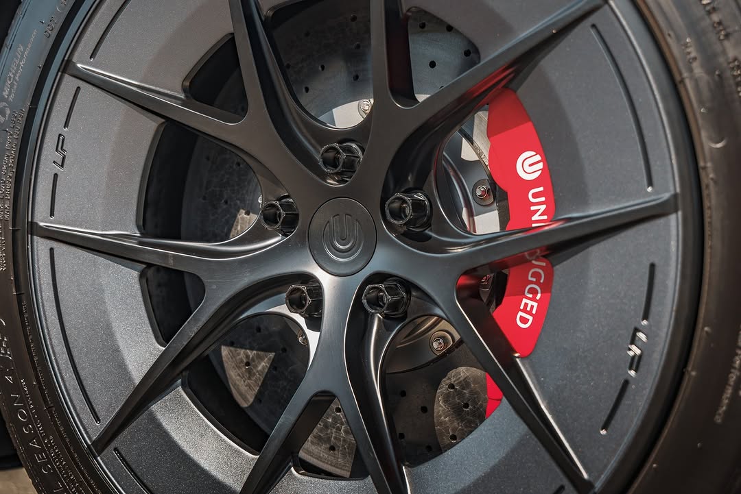 超跑级的安装在你的日常驾驶车上，这是否是有史以来最好的轮毂和刹车套件组合？ 📏 适用于所有Unplugged Performance轮毂，包括18英寸UP-03赛车规格锻造轮毂。 此套件包含： （2）6活塞一体式卡钳 （2）15.5英寸碳陶瓷刹车盘带顶帽 （4）刹车片 （2）锻造卡钳适配支架 （4）不锈钢刹车管（前后） （4）卡钳支架螺栓 一辆重车需要最耐用的刹车系统，而这些刹车系统已经经受住了时间的考验。Unplugged Performance早在Model 3首次发布之前就为特斯拉改装引入了刹车升级类别，自那时起，我们的大刹车套件一直被用于日常驾驶和赛道驾驶的特斯拉车型（S、X、3和Y）。世界上最快的特斯拉使用这套刹车系统，并在TeslaCorsa的Buttonwillow赛道活动以及日本著名的Tsukuba赛道等国际赛事中以他们的圈速记录而闻名。 @unpluggedperformance