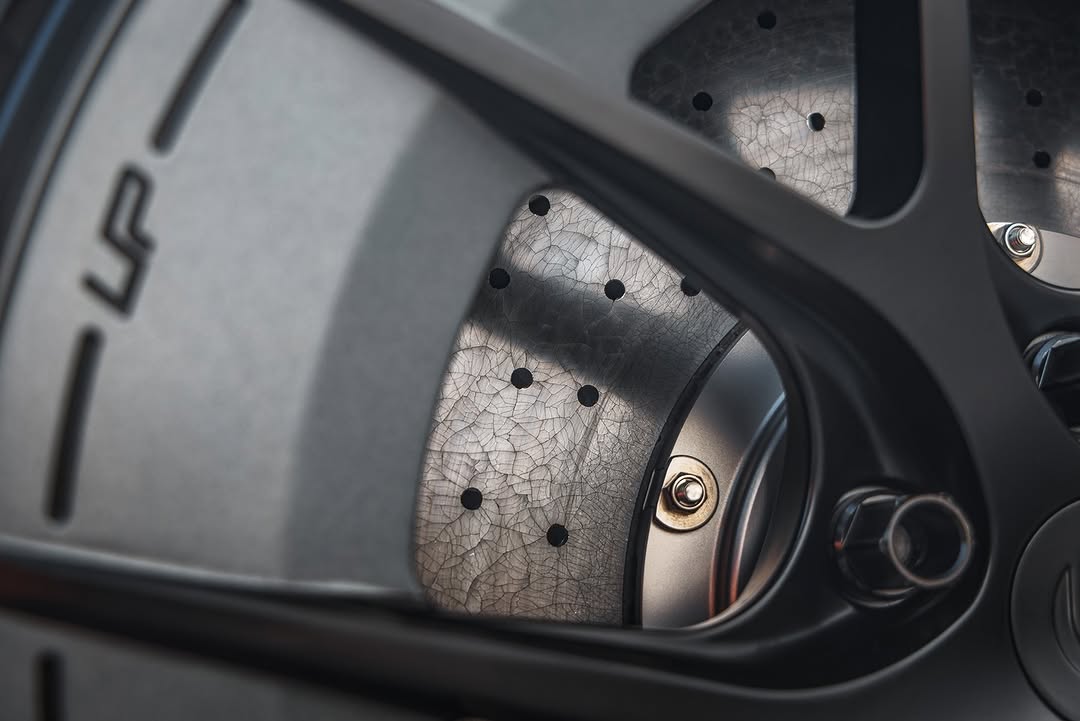 超跑级的安装在你的日常驾驶车上，这是否是有史以来最好的轮毂和刹车套件组合？ 📏 适用于所有Unplugged Performance轮毂，包括18英寸UP-03赛车规格锻造轮毂。 此套件包含： （2）6活塞一体式卡钳 （2）15.5英寸碳陶瓷刹车盘带顶帽 （4）刹车片 （2）锻造卡钳适配支架 （4）不锈钢刹车管（前后） （4）卡钳支架螺栓 一辆重车需要最耐用的刹车系统，而这些刹车系统已经经受住了时间的考验。Unplugged Performance早在Model 3首次发布之前就为特斯拉改装引入了刹车升级类别，自那时起，我们的大刹车套件一直被用于日常驾驶和赛道驾驶的特斯拉车型（S、X、3和Y）。世界上最快的特斯拉使用这套刹车系统，并在TeslaCorsa的Buttonwillow赛道活动以及日本著名的Tsukuba赛道等国际赛事中以他们的圈速记录而闻名。 @unpluggedperformance