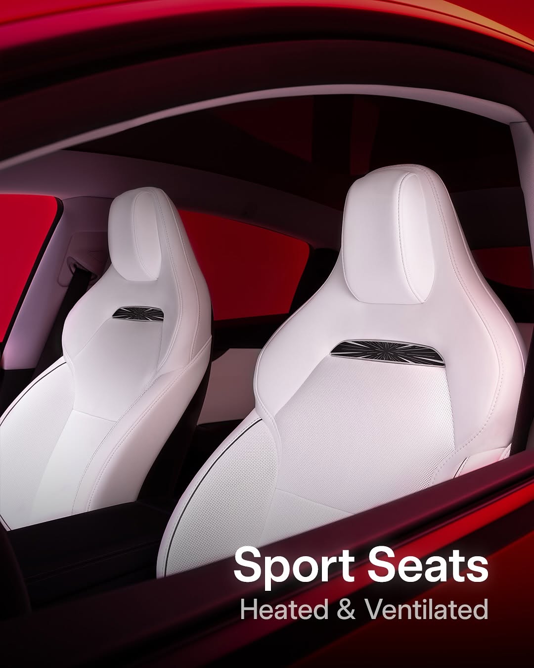 新款Model Y Performance现已在美国上市 – 0-60英里/小时加速时间为3.3秒 – 最高时速155英里/小时 – 续航里程306英里 亮点 – 新款前/后保险杠及碳纤维尾翼，提升空气动力学性能 – 运动型碳纤维尾翼=增加下压力，减少阻力 – 新款21英寸蜘蛛轮毂+轮胎，采用错位安装以提升抓地力和操控性 – 自适应阻尼可调整操控和悬挂，带来平稳稳定的驾驶体验 – 新增驱动模式，提供更强的高速驾驶控制能力 – 由于采用高密度电池单元，充电容量有所增加 – 更安静的车厢，配备高级隔音材料和隔音玻璃 – 前排运动座椅带加热/通风功能，后排座椅带加热、打孔设计及电动调节功能 – 更大的16英寸高清触摸屏 此外，还增加了支撑垫和侧边靠垫，在转弯时能更好地固定您在座椅上，以及电动大腿垫延伸装置，提供额外舒适性 当您玩够了，FSD监督模式将带您回家 @teslamotors