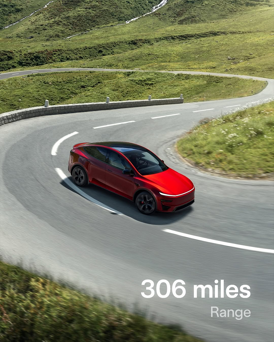 新款Model Y Performance现已在美国上市 – 0-60英里/小时加速时间为3.3秒 – 最高时速155英里/小时 – 续航里程306英里 亮点 – 新款前/后保险杠及碳纤维尾翼，提升空气动力学性能 – 运动型碳纤维尾翼=增加下压力，减少阻力 – 新款21英寸蜘蛛轮毂+轮胎，采用错位安装以提升抓地力和操控性 – 自适应阻尼可调整操控和悬挂，带来平稳稳定的驾驶体验 – 新增驱动模式，提供更强的高速驾驶控制能力 – 由于采用高密度电池单元，充电容量有所增加 – 更安静的车厢，配备高级隔音材料和隔音玻璃 – 前排运动座椅带加热/通风功能，后排座椅带加热、打孔设计及电动调节功能 – 更大的16英寸高清触摸屏 此外，还增加了支撑垫和侧边靠垫，在转弯时能更好地固定您在座椅上，以及电动大腿垫延伸装置，提供额外舒适性 当您玩够了，FSD监督模式将带您回家 @teslamotors