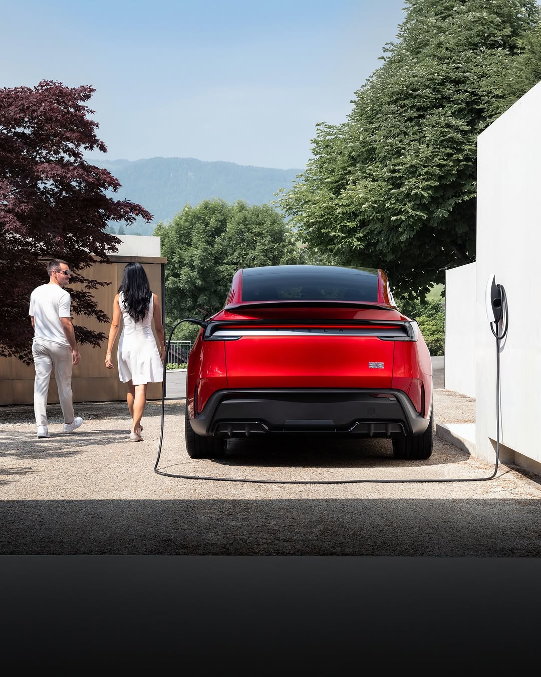 新款Model Y Performance现已在美国上市 – 0-60英里/小时加速时间为3.3秒 – 最高时速155英里/小时 – 续航里程306英里 亮点 – 新款前/后保险杠及碳纤维尾翼，提升空气动力学性能 – 运动型碳纤维尾翼=增加下压力，减少阻力 – 新款21英寸蜘蛛轮毂+轮胎，采用错位安装以提升抓地力和操控性 – 自适应阻尼可调整操控和悬挂，带来平稳稳定的驾驶体验 – 新增驱动模式，提供更强的高速驾驶控制能力 – 由于采用高密度电池单元，充电容量有所增加 – 更安静的车厢，配备高级隔音材料和隔音玻璃 – 前排运动座椅带加热/通风功能，后排座椅带加热、打孔设计及电动调节功能 – 更大的16英寸高清触摸屏 此外，还增加了支撑垫和侧边靠垫，在转弯时能更好地固定您在座椅上，以及电动大腿垫延伸装置，提供额外舒适性 当您玩够了，FSD监督模式将带您回家 @teslamotors