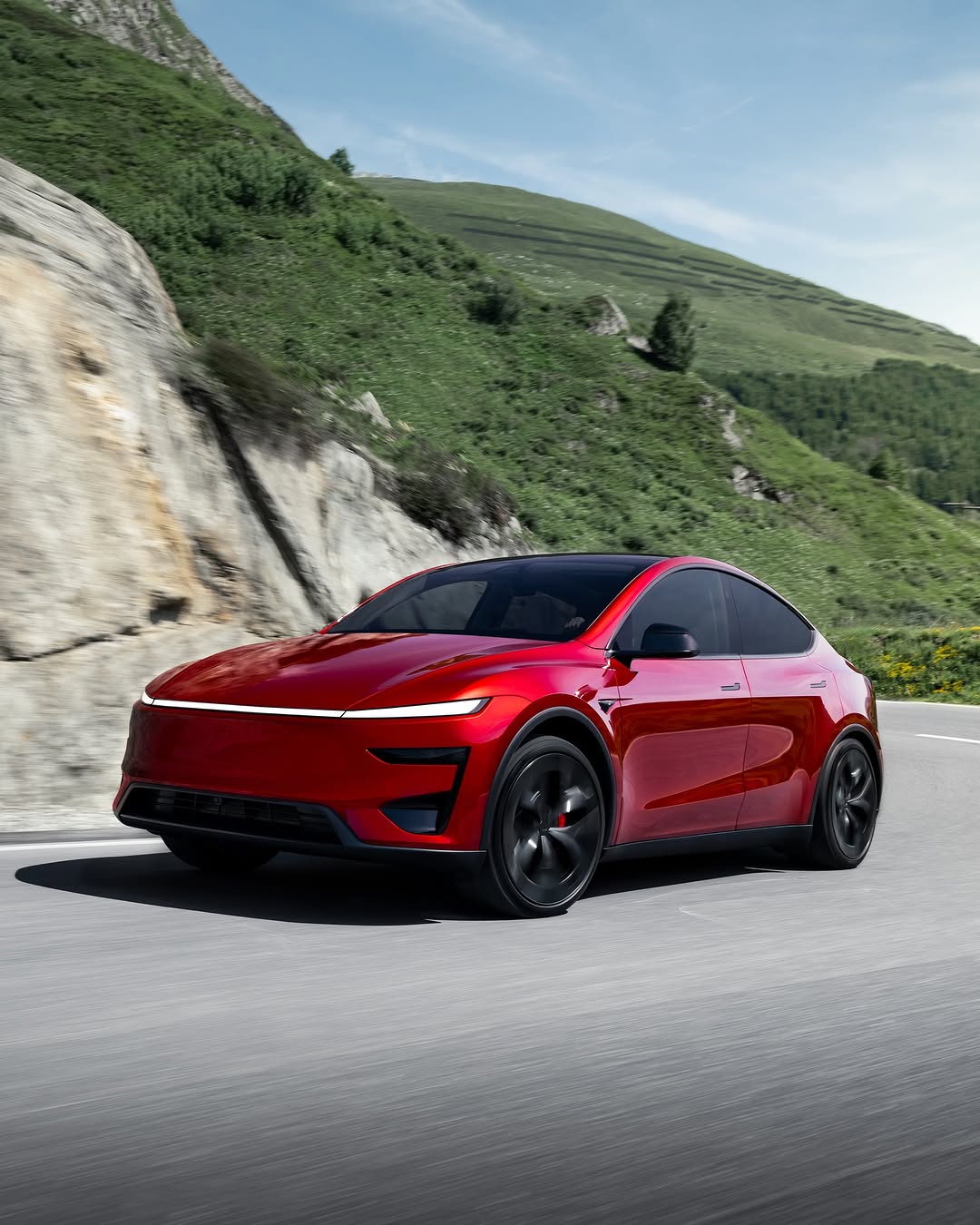 新款Model Y Performance现已在美国上市 – 0-60英里/小时加速时间为3.3秒 – 最高时速155英里/小时 – 续航里程306英里 亮点 – 新款前/后保险杠及碳纤维尾翼，提升空气动力学性能 – 运动型碳纤维尾翼=增加下压力，减少阻力 – 新款21英寸蜘蛛轮毂+轮胎，采用错位安装以提升抓地力和操控性 – 自适应阻尼可调整操控和悬挂，带来平稳稳定的驾驶体验 – 新增驱动模式，提供更强的高速驾驶控制能力 – 由于采用高密度电池单元，充电容量有所增加 – 更安静的车厢，配备高级隔音材料和隔音玻璃 – 前排运动座椅带加热/通风功能，后排座椅带加热、打孔设计及电动调节功能 – 更大的16英寸高清触摸屏 此外，还增加了支撑垫和侧边靠垫，在转弯时能更好地固定您在座椅上，以及电动大腿垫延伸装置，提供额外舒适性 当您玩够了，FSD监督模式将带您回家 @teslamotors
