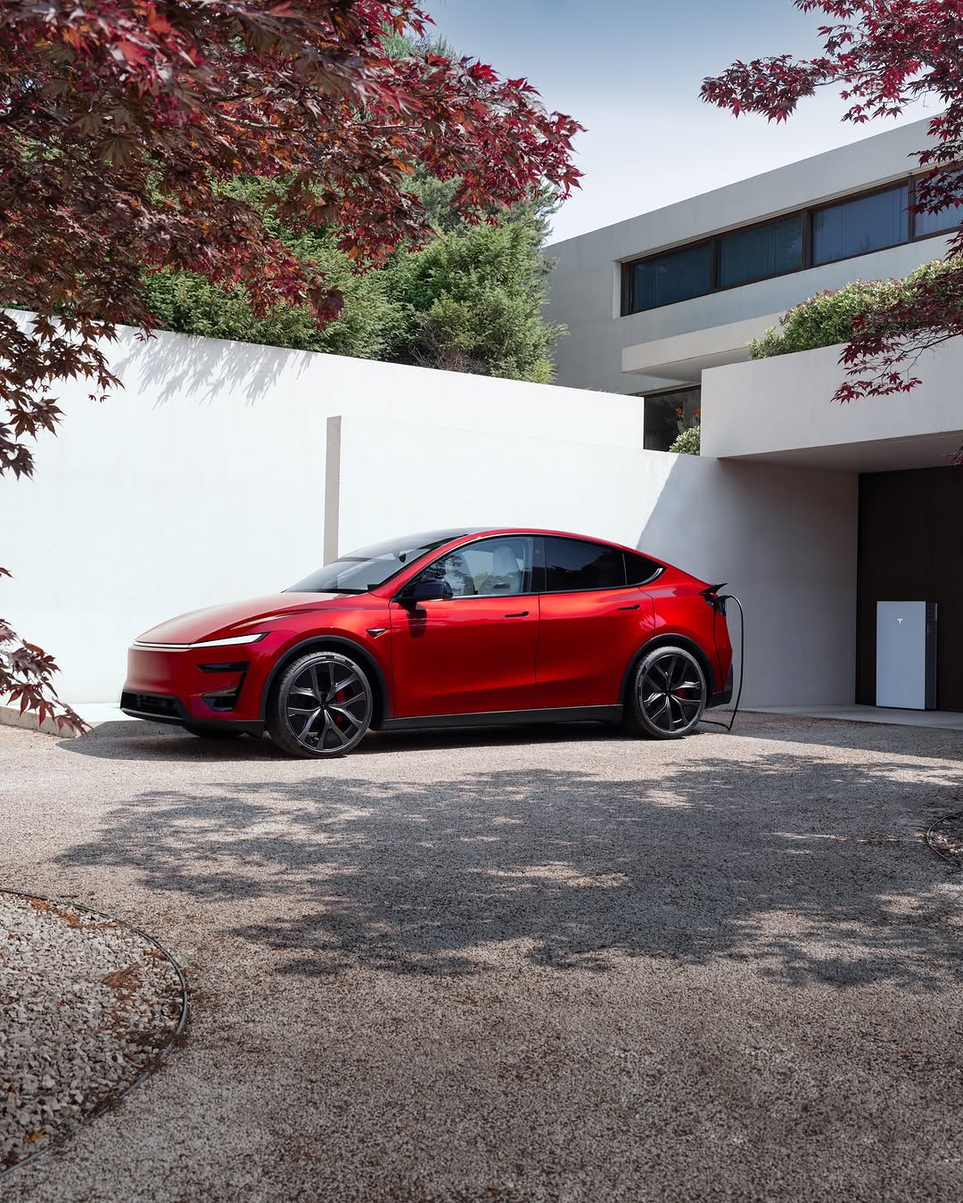 新款Model Y Performance现已在美国上市 – 0-60英里/小时加速时间为3.3秒 – 最高时速155英里/小时 – 续航里程306英里 亮点 – 新款前/后保险杠及碳纤维尾翼，提升空气动力学性能 – 运动型碳纤维尾翼=增加下压力，减少阻力 – 新款21英寸蜘蛛轮毂+轮胎，采用错位安装以提升抓地力和操控性 – 自适应阻尼可调整操控和悬挂，带来平稳稳定的驾驶体验 – 新增驱动模式，提供更强的高速驾驶控制能力 – 由于采用高密度电池单元，充电容量有所增加 – 更安静的车厢，配备高级隔音材料和隔音玻璃 – 前排运动座椅带加热/通风功能，后排座椅带加热、打孔设计及电动调节功能 – 更大的16英寸高清触摸屏 此外，还增加了支撑垫和侧边靠垫，在转弯时能更好地固定您在座椅上，以及电动大腿垫延伸装置，提供额外舒适性 当您玩够了，FSD监督模式将带您回家 @teslamotors