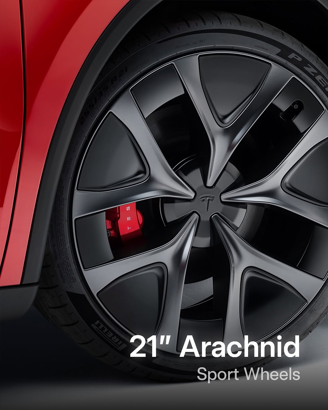 新款Model Y Performance现已在美国上市 – 0-60英里/小时加速时间为3.3秒 – 最高时速155英里/小时 – 续航里程306英里 亮点 – 新款前/后保险杠及碳纤维尾翼，提升空气动力学性能 – 运动型碳纤维尾翼=增加下压力，减少阻力 – 新款21英寸蜘蛛轮毂+轮胎，采用错位安装以提升抓地力和操控性 – 自适应阻尼可调整操控和悬挂，带来平稳稳定的驾驶体验 – 新增驱动模式，提供更强的高速驾驶控制能力 – 由于采用高密度电池单元，充电容量有所增加 – 更安静的车厢，配备高级隔音材料和隔音玻璃 – 前排运动座椅带加热/通风功能，后排座椅带加热、打孔设计及电动调节功能 – 更大的16英寸高清触摸屏 此外，还增加了支撑垫和侧边靠垫，在转弯时能更好地固定您在座椅上，以及电动大腿垫延伸装置，提供额外舒适性 当您玩够了，FSD监督模式将带您回家 @teslamotors