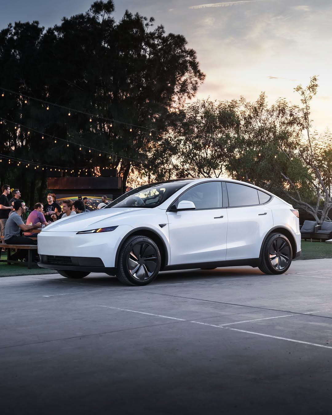Model Y标准版和Model 3标准版——我们最实惠的车型 超低拥有成本，专为安全设计，并配备您喜爱的所有特斯拉功能 – 续航里程达321英里 – 极高的效率，带您去更远的地方并为您节省费用 – 维护需求极少 – 在您的主动监督下可实现自动驾驶 包含以下内容： – 15.4英寸中央触摸屏上的娱乐功能（Tesla Theater支持流媒体平台，Tesla Arcade支持视频游戏） – 集成@Grok人工智能 – 方便与安全功能（哨兵模式/狗模式/露营模式，行程规划器，座舱过热保护） – Tesla应用（手机钥匙，预调节，哨兵实时摄像头视图等） – 加热前排座椅——双色调，配有织物和植物皮革材质 + 加热方向盘 – 全球70,000多个超级充电站的访问权限 ……还有更多。在Tesla.com上查看全部内容 @teslamotors