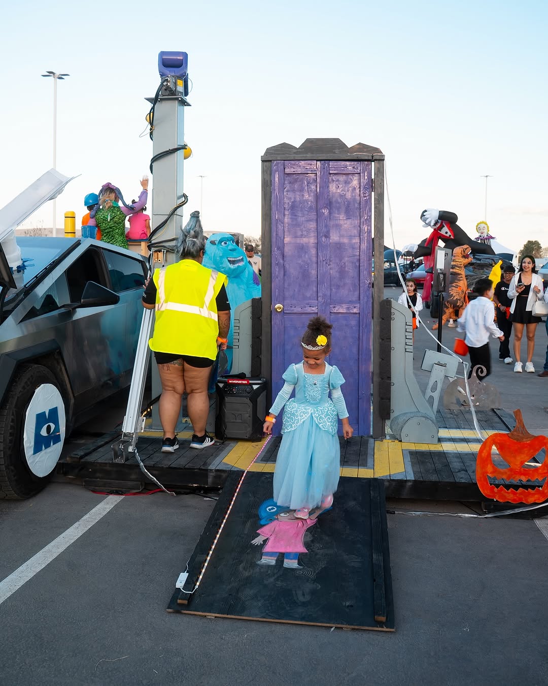 不给糖就捣蛋！🎃 @teslamotors