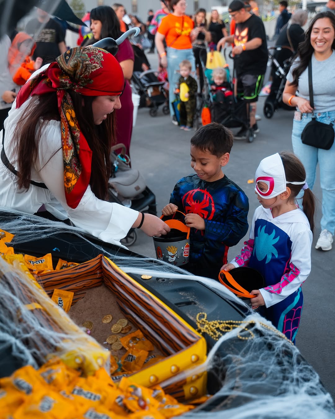 不给糖就捣蛋！🎃 @teslamotors