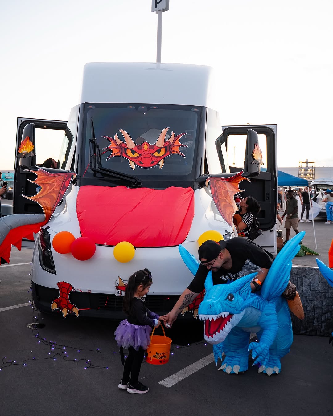 不给糖就捣蛋！🎃 @teslamotors
