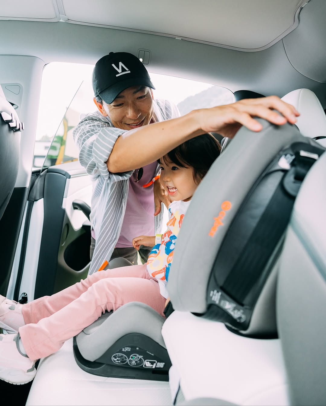 【FAMCAR SNAP】 NO.018：户崎家族 爸爸：40多岁（公司董事） 妈妈：40多岁 长男：7岁 次女：4岁 Model Y #famcarclub #teslamodely #modely #mytesla #teslaowners #teslagram #teslalife #drivetesla #teslacommunity #teslalove #electricvehicle #evlife #futureofdriving #テスラ #モデルY #テスラModel Y #EVカー #ファミリーカー #キッズファッション #キッズスタイル #ママコーデ #ママコーデ时尚 #子供のいる暮らし #親子スナップ #ママファッション #男の子コーデ #女の子コーデ #親子ファッション #家族コーデ #家族コーデ #親子リンクコーデ @famcar_club