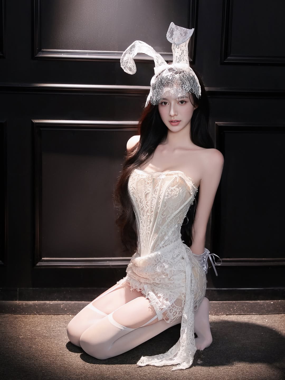 谁不爱兔子 🐇✨ 谁能抗拒这样的小兔子呢？ 🕊️ 轻轻眨眼，是心动的暗号。 在雪白蕾丝的梦里，兔子有点坏，也有点甜。 柔和的光线，柔软的蕾丝——一只兔子的小秘密让人心动不已。 🕊️💋 #兔女郎 #LaceBunny #白色蕾絲 #法式復古 #浪漫氛圍感 #BunnyGirl #LaceCorset #SoftAesthetic #CindyStudio2025 #FemininePower #LuxuryMood #IGGirls #SoftGlam #DreamyVibes @cindy.studio2025