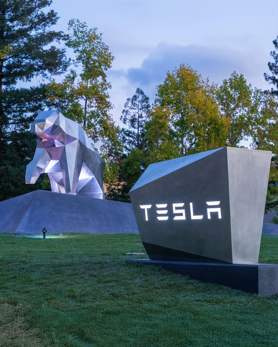 特斯拉工程总部的Cybear @teslamotors