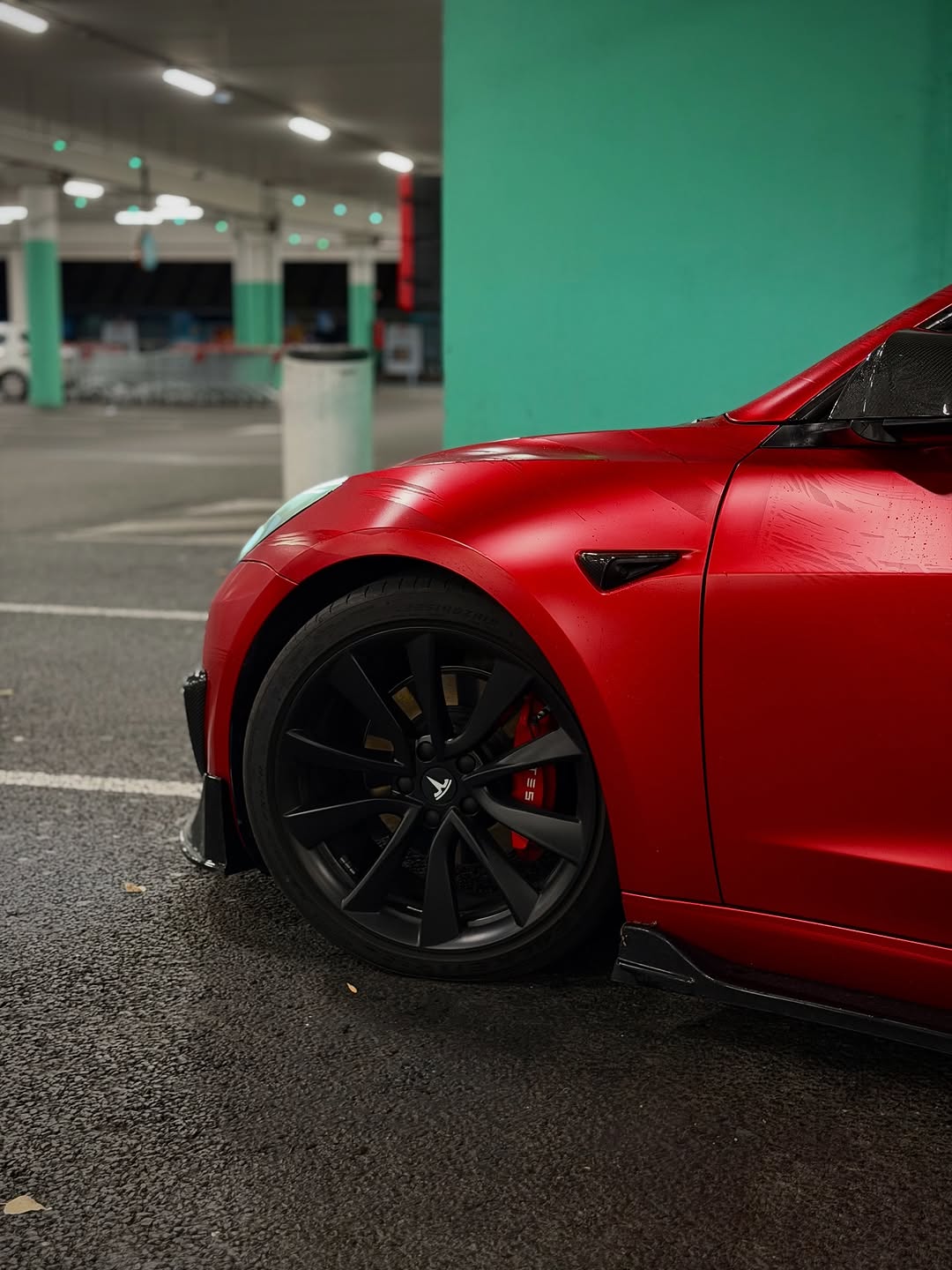 昨晚的驾驶感觉最好 ✨🌃 — 🔴 覆盖 @teckwrap_france ⚫️ 车身套件 @maxtondesign.fr ⚙️ 悬架 @astmotonsuspension 🛞 轮毂垫片 @bonosswheelspacers 🔙 尾翼 @cmsttuning — #tesla #teslamodel3 #mods #carphotography #covering #wrap #crimsonred #evmotion #evmotion商店 #bonoswheelspacers #astsuspension #teckwrap #evoffer #cmsttuning #wrappedtesla #wrapping @crimson_tm3