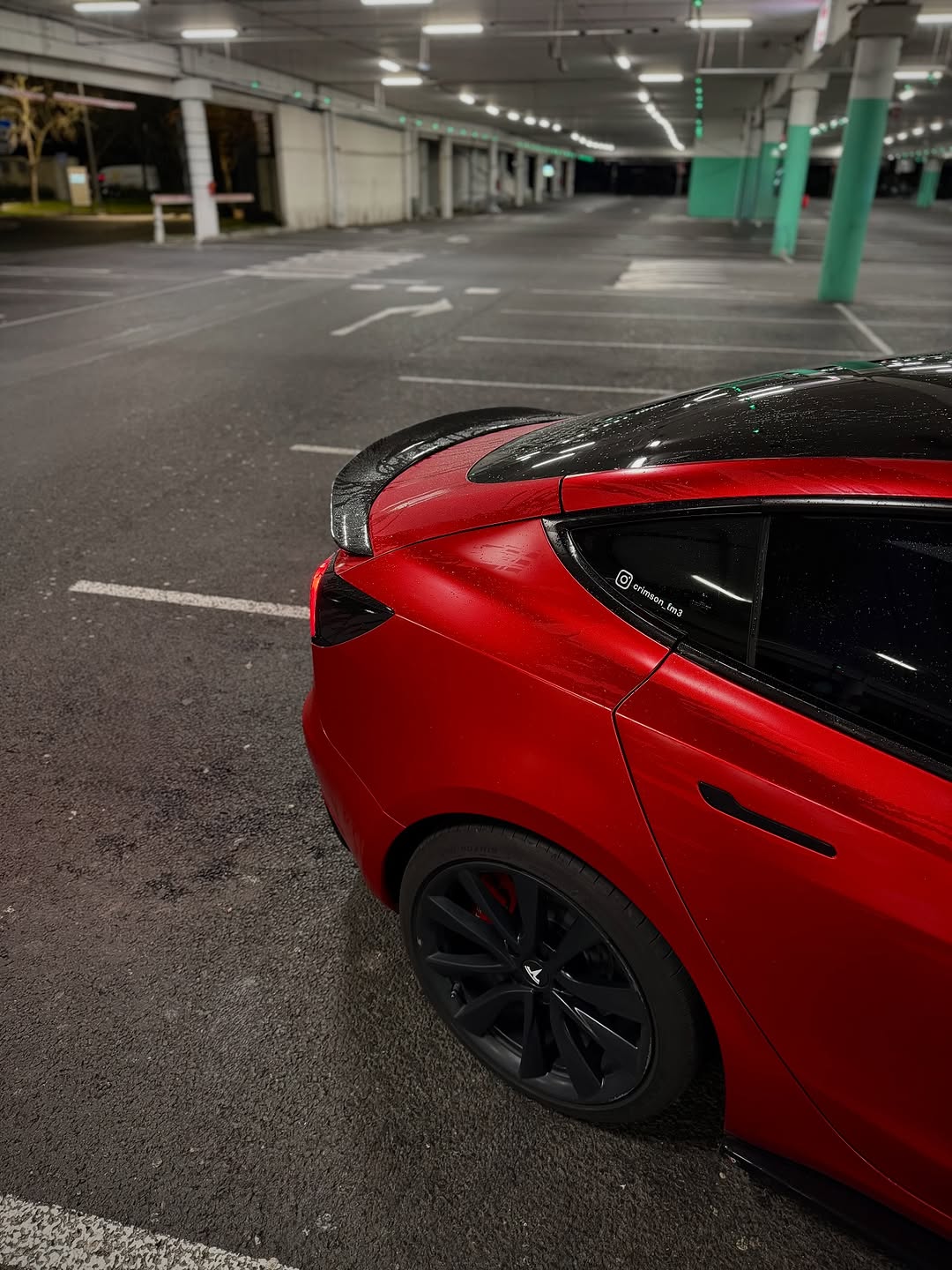 昨晚的驾驶感觉最好 ✨🌃 — 🔴 覆盖 @teckwrap_france ⚫️ 车身套件 @maxtondesign.fr ⚙️ 悬架 @astmotonsuspension 🛞 轮毂垫片 @bonosswheelspacers 🔙 尾翼 @cmsttuning — #tesla #teslamodel3 #mods #carphotography #covering #wrap #crimsonred #evmotion #evmotion商店 #bonoswheelspacers #astsuspension #teckwrap #evoffer #cmsttuning #wrappedtesla #wrapping @crimson_tm3