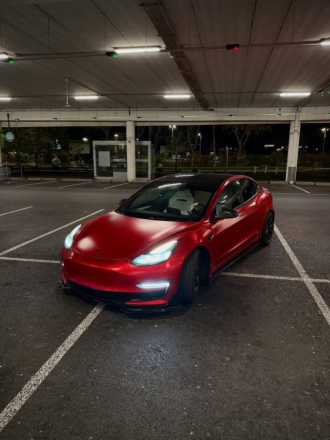 昨晚的驾驶感觉最好 ✨🌃 — 🔴 覆盖 @teckwrap_france ⚫️ 车身套件 @maxtondesign.fr ⚙️ 悬架 @astmotonsuspension 🛞 轮毂垫片 @bonosswheelspacers 🔙 尾翼 @cmsttuning — #tesla #teslamodel3 #mods #carphotography #covering #wrap #crimsonred #evmotion #evmotion商店 #bonoswheelspacers #astsuspension #teckwrap #evoffer #cmsttuning #wrappedtesla #wrapping @crimson_tm3