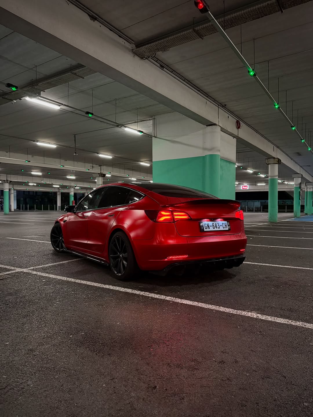 昨晚的驾驶感觉最好 ✨🌃 — 🔴 覆盖 @teckwrap_france ⚫️ 车身套件 @maxtondesign.fr ⚙️ 悬架 @astmotonsuspension 🛞 轮毂垫片 @bonosswheelspacers 🔙 尾翼 @cmsttuning — #tesla #teslamodel3 #mods #carphotography #covering #wrap #crimsonred #evmotion #evmotion商店 #bonoswheelspacers #astsuspension #teckwrap #evoffer #cmsttuning #wrappedtesla #wrapping @crimson_tm3