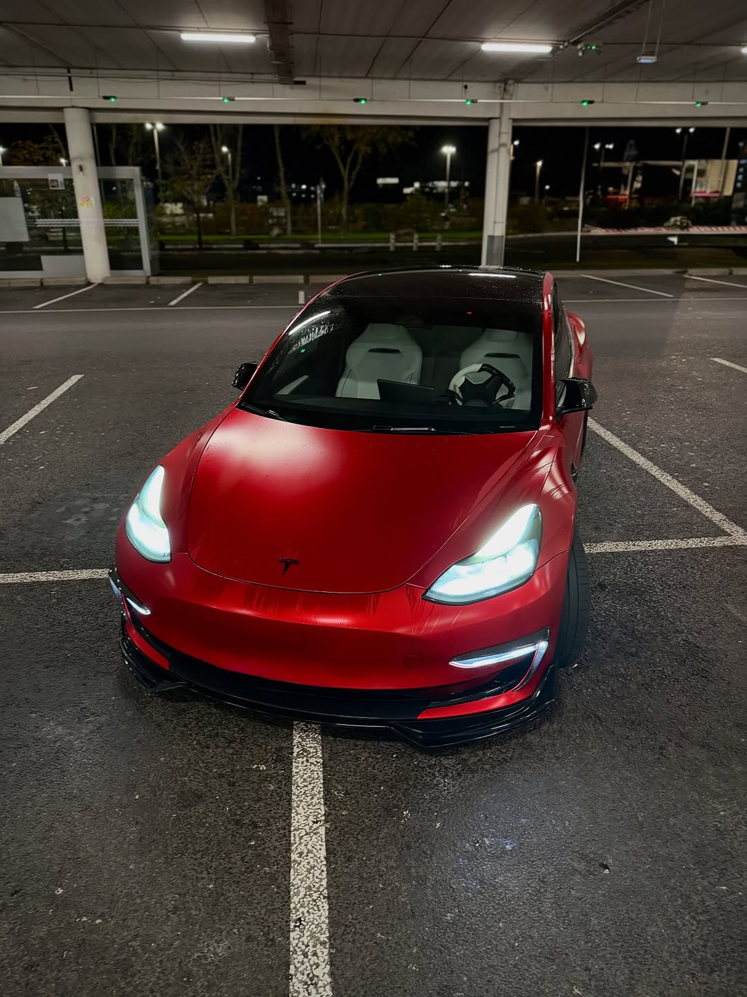 昨晚的驾驶感觉最好 ✨🌃 — 🔴 覆盖 @teckwrap_france ⚫️ 车身套件 @maxtondesign.fr ⚙️ 悬架 @astmotonsuspension 🛞 轮毂垫片 @bonosswheelspacers 🔙 尾翼 @cmsttuning — #tesla #teslamodel3 #mods #carphotography #covering #wrap #crimsonred #evmotion #evmotion商店 #bonoswheelspacers #astsuspension #teckwrap #evoffer #cmsttuning #wrappedtesla #wrapping @crimson_tm3