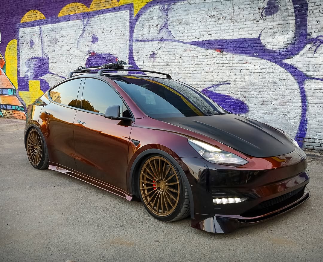 喜欢新的@custuningevtuner车身套件。 @only_teslas