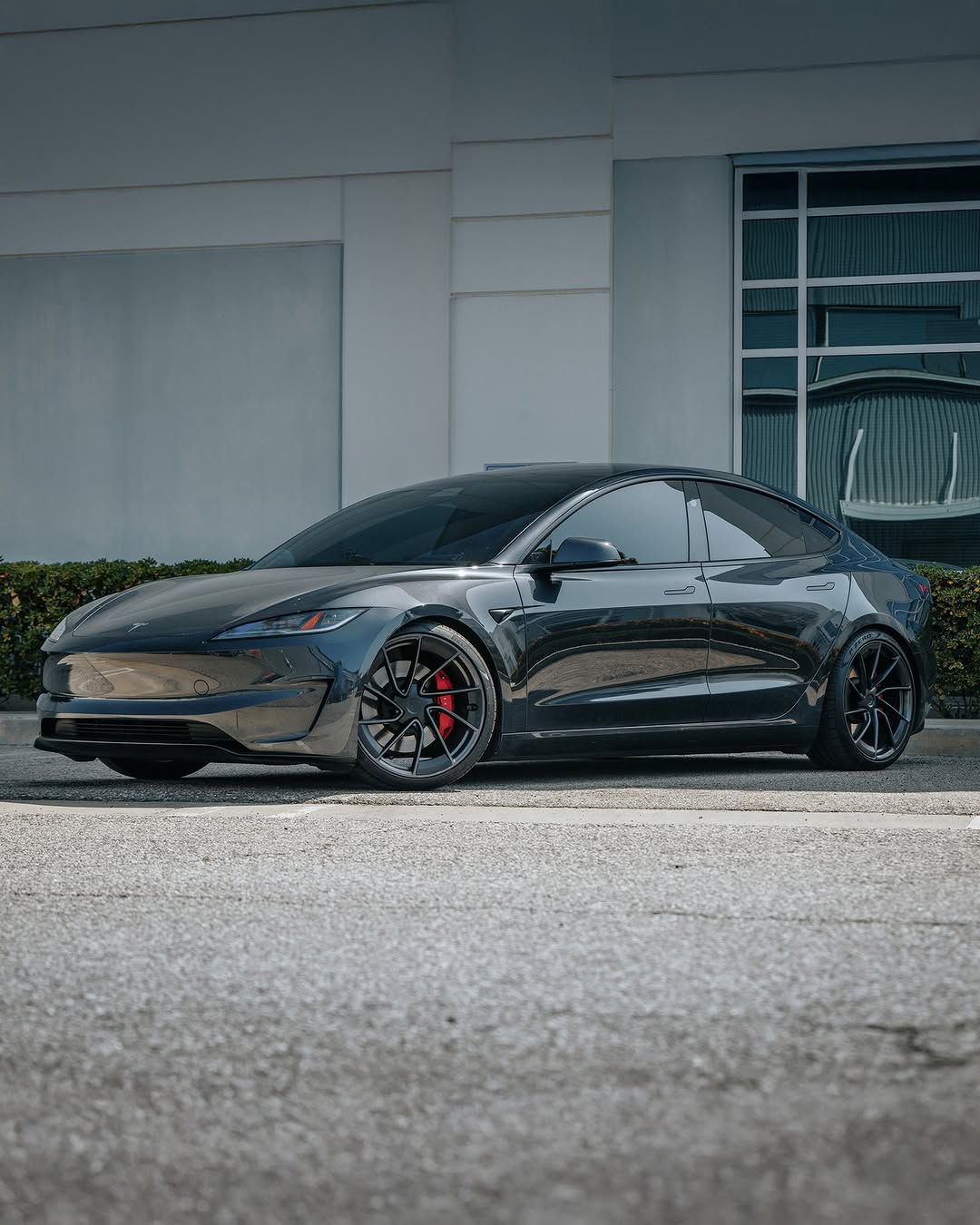 通过Unplugged Performance为特斯拉Model 3设计的运动型减震器和15毫米垫片套件，最大化您的轮毂适配效果。 由我们顶尖的悬挂工程师团队开发，运动型减震器经过多年的测试、数十万公里的行驶以及赛道调校，创造出一种完美的解决方案，无论您是希望在日常驾驶中获得更多的舒适性，还是寻求在匝道或山间道路上提升操控性能，甚至希望在赛道上减少圈速，都能满足您的需求。适用于所有Model 3车型，包括Model 3双电机高性能版、Model 3双电机长续航和标准续航版以及Model 3后轮驱动版。 安装一套专为Model 3和Model Y设计并制造的Unplugged Performance轮毂垫片，将使车轮向外推至靠近翼子板的位置，从而为您提供更宽的车身姿态和齐平的外观，同时也能让轮辐远离轮毂，增加刹车间隙。 @unpluggedperformance