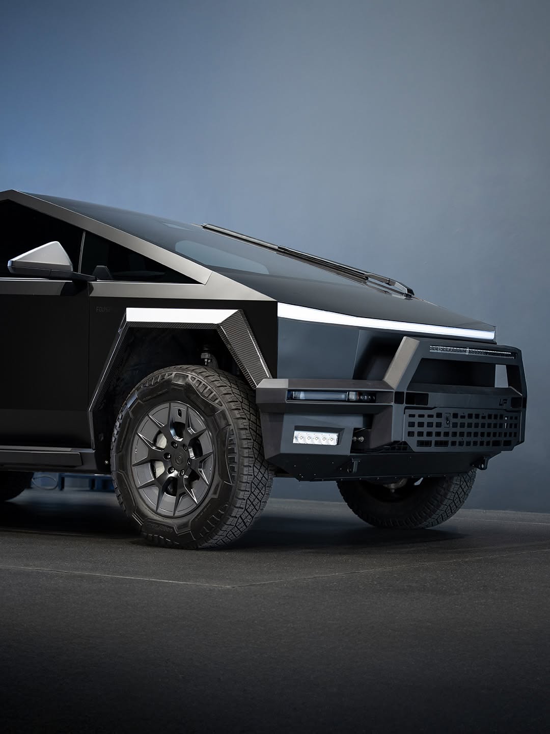 体验Cybertruck轮毂工程的巅峰之作——全新UP-RW CYBER轮毂——采用锻造6061-T6一体式结构，结合结构化气动盘设计，提供行业领先的强度和工厂级的空气动力学效率。每轮具有无与伦比的1,450公斤以上载重能力，是目前最强的Cybertruck轮毂，专为拖拽、装载、越野使用和高里程实用而打造。其空气动力学外形与特斯拉最高效的轮毂相匹配，确保最大续航，同时不牺牲耐用性或风格。 配备完全集成的金属轮毂保护条，直接设计在轮毂上，可有效防止日常使用中的轮毂刮伤、岩石和崎岖地形的损害。与原厂20英寸Cybertruck轮胎无缝兼容，UP-RW Cyber安装简便，从第一天起就能提升卡车的性能。大胆、耐用且毫不妥协地实用，它体现了Cybertruck所代表的一切——力量、效率和不可阻挡的能力。 @unpluggedperformance