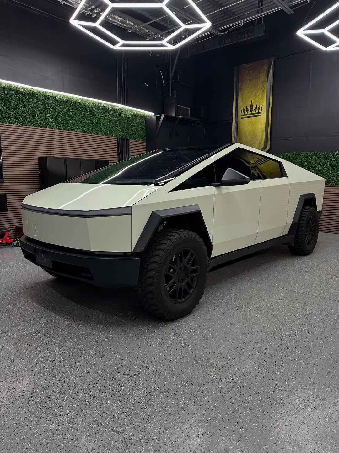 伽马绿在道路上独一无二！ #elitewrappers #paintisdead #fortheloveofcars #coloredppf #glowinthedark @luxus_wrap_studio