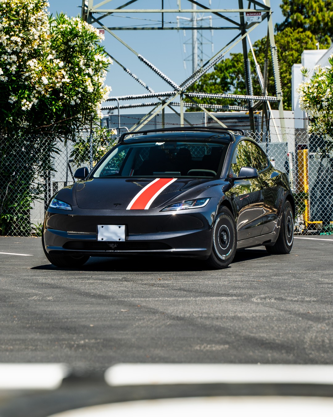 一条简单的条纹可以改变一切。 🔴⚪ 这辆特斯拉Model 3进行了快速的 Vinyl 升级,添加了一条干净的红白条纹,让汽车焕然一新。 有时候少即是多。 可在 SSCUSTOMS 获取 • • • • __ 联系方式 (650) 562-7034 sales@sscamerica.com __ #vehicleenhancementstudio #sscustoms #westcoastoriginal #explore #cars @sscustoms