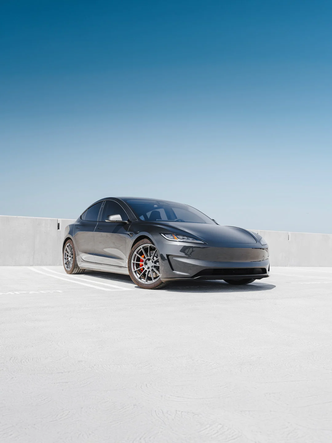 19英寸或20英寸的特斯拉Model 3 Performance Highland? 这款Model 3 Performance升级了19英寸哑光钛色UP-03锻造轮毂,使车辆呈现出更整洁的原厂+风格,同时在日常驾驶和激情驾驶中提升了实际性能。 将原厂20英寸轮毂尺寸缩小到19英寸,可以带来更多的轮胎侧壁、更舒适的行驶体验、更好的道路耐用性、更多的轮胎选择,并且相比许多原厂20英寸配置,轮毂重量更轻。对于每天驾驶Model 3 Performance的车主来说,19英寸轮毂可能是更明智的现实选择。 保持原厂20英寸轮毂尺寸也有其优势。你可以保留更大的原厂轮毂外观,更激进的轮毂填充效果,以及特斯拉为Model 3 Performance Highland设计的锐利性能造型。 那么,你会为你的特斯拉Model 3 Performance选择哪种配置呢? 为了舒适性、性能和耐用性而缩小到19英寸轮毂,还是为了原厂大轮毂外观而保留20英寸轮毂? 在Unplugged Performance升级你的特斯拉Model 3 Performance Highland的UP Forged UP-03轮毂。 @unpluggedperformance