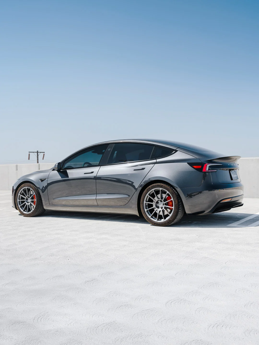 19英寸或20英寸的特斯拉Model 3 Performance Highland? 这款Model 3 Performance升级了19英寸哑光钛色UP-03锻造轮毂,使车辆呈现出更整洁的原厂+风格,同时在日常驾驶和激情驾驶中提升了实际性能。 将原厂20英寸轮毂尺寸缩小到19英寸,可以带来更多的轮胎侧壁、更舒适的行驶体验、更好的道路耐用性、更多的轮胎选择,并且相比许多原厂20英寸配置,轮毂重量更轻。对于每天驾驶Model 3 Performance的车主来说,19英寸轮毂可能是更明智的现实选择。 保持原厂20英寸轮毂尺寸也有其优势。你可以保留更大的原厂轮毂外观,更激进的轮毂填充效果,以及特斯拉为Model 3 Performance Highland设计的锐利性能造型。 那么,你会为你的特斯拉Model 3 Performance选择哪种配置呢? 为了舒适性、性能和耐用性而缩小到19英寸轮毂,还是为了原厂大轮毂外观而保留20英寸轮毂? 在Unplugged Performance升级你的特斯拉Model 3 Performance Highland的UP Forged UP-03轮毂。 @unpluggedperformance