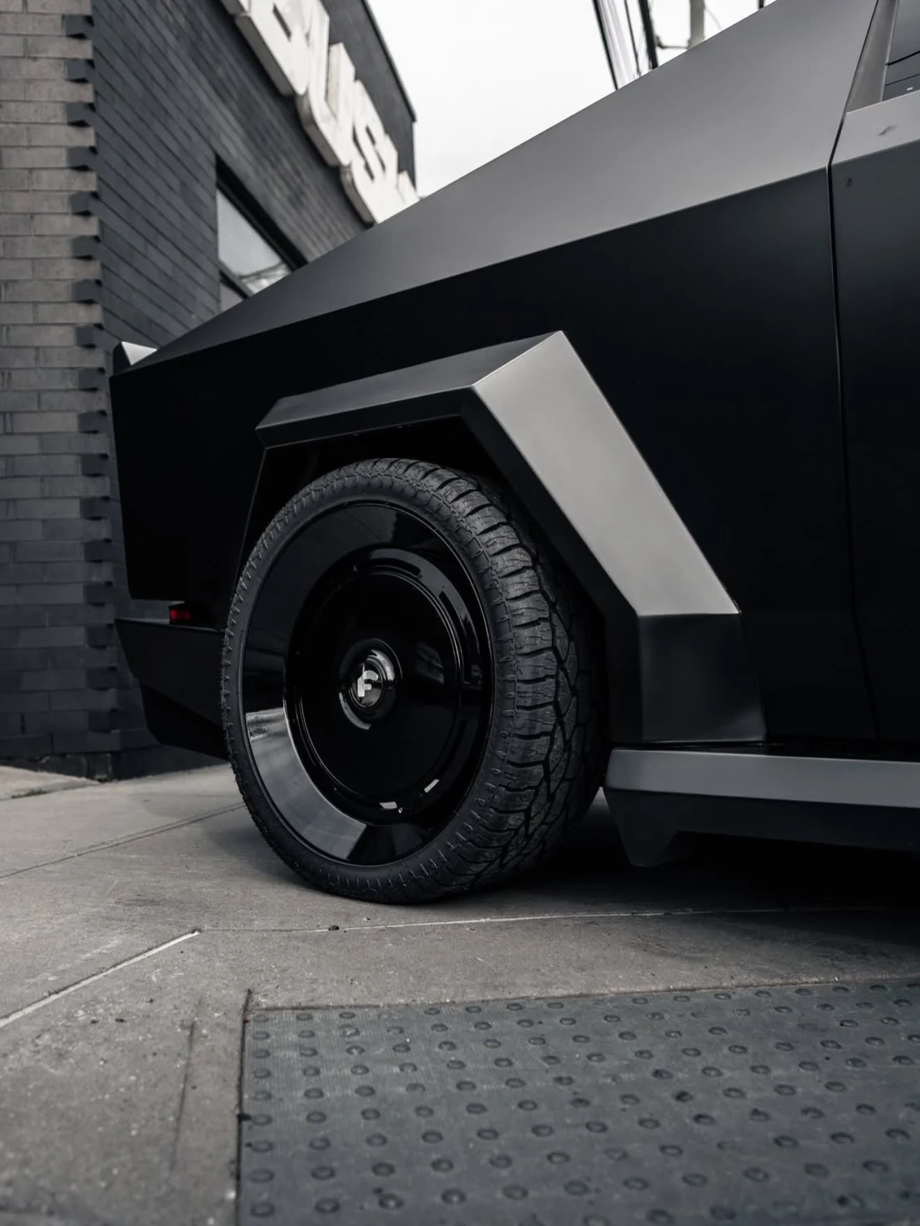 #Tesla #CyberTruck 在 #Forgiato @wheels 由 @abushi @forgiato
