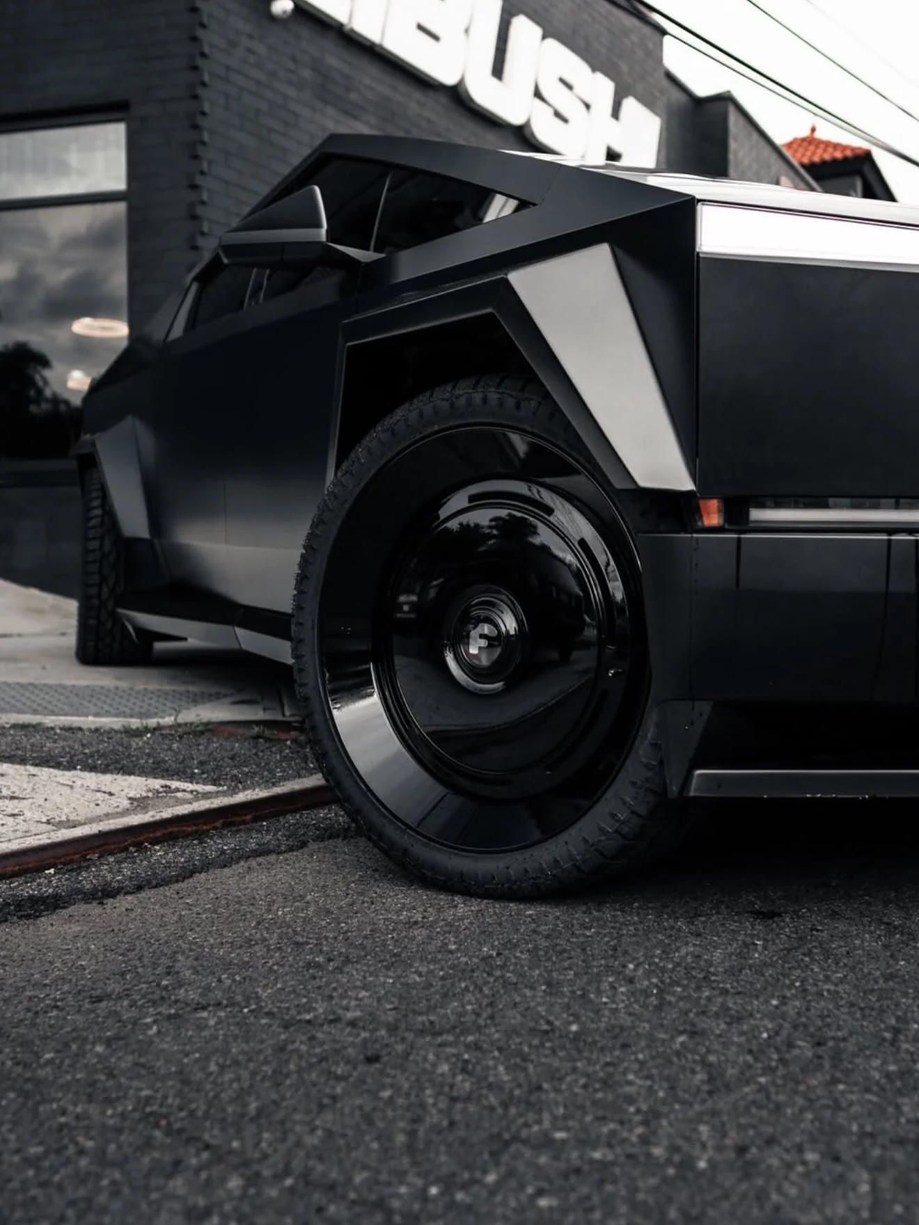 #Tesla #CyberTruck 在 #Forgiato @wheels 由 @abushi @forgiato