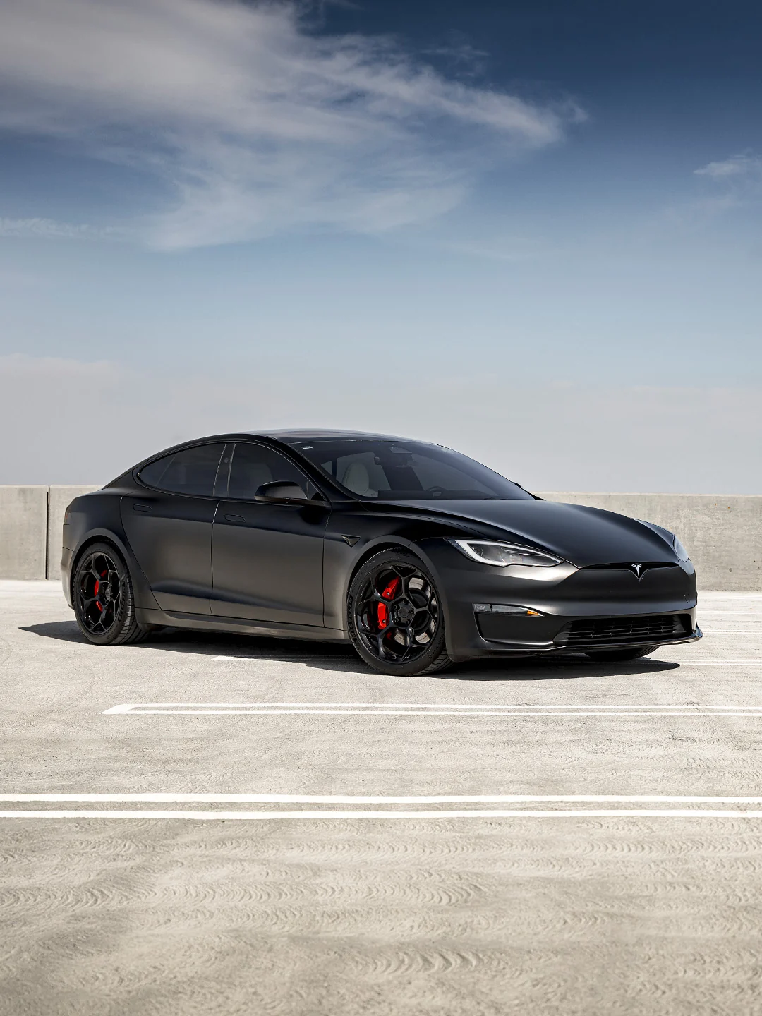 20英寸轮毂+295宽胎在Model S Plaid上如此合理是有原因的。 这种配置将我们的20×10.5 ET35 UP-05锻造轮毂与四个角落的295/35R20轮胎搭配，使Plaid的轮胎布局比原厂的非对称配置更宽且更平衡。 从原厂255或265宽度的前胎升级为295宽度，能显著增加前轴下的橡胶接触面积，有助于提升前轮抓地力，减少转向不足倾向，并让车辆在激烈驾驶时表现出更中性、可预测的操控感受。 10.5英寸宽的UP-05锻造轮毂为295轮胎提供了必要的支撑，同时相比同尺寸的较重轮毂，减轻了非簧载质量和旋转质量。 而20英寸的尺寸正好介于特斯拉原厂的19和21英寸之间。相比21英寸轮毂，你获得了更多的侧壁以提升乘坐舒适性和实际耐用性，同时仍保持大尺寸性能轮毂的比例和视觉冲击力。 这是一种在抓地力、操控性、舒适性、实用性和视觉表现之间取得平衡的配置。 @unpluggedperformance