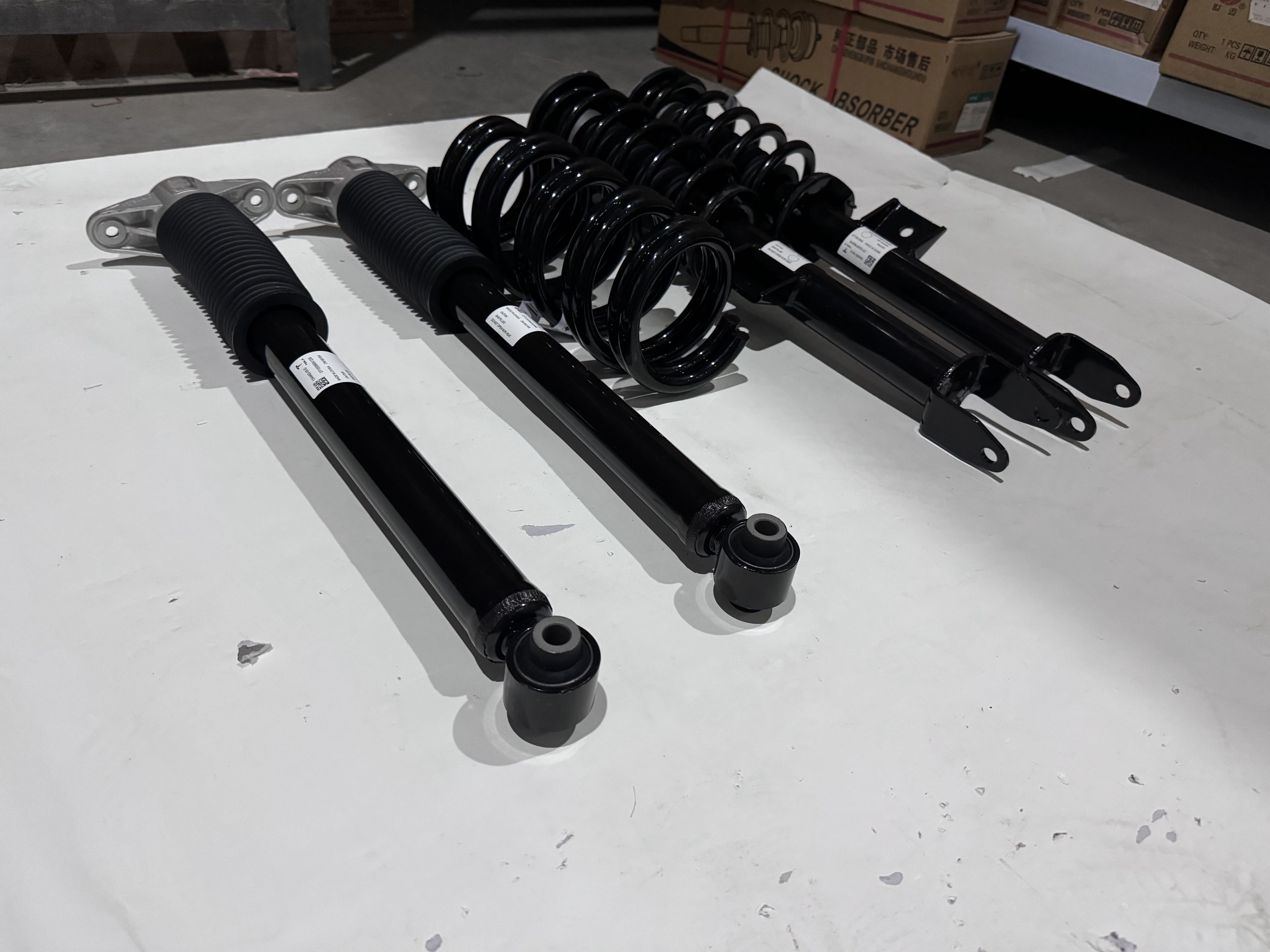 特斯拉焕新3原厂减震#tesla #装修Model3用车指南 
舒适性的提升
操控性的保留
性价比的选择