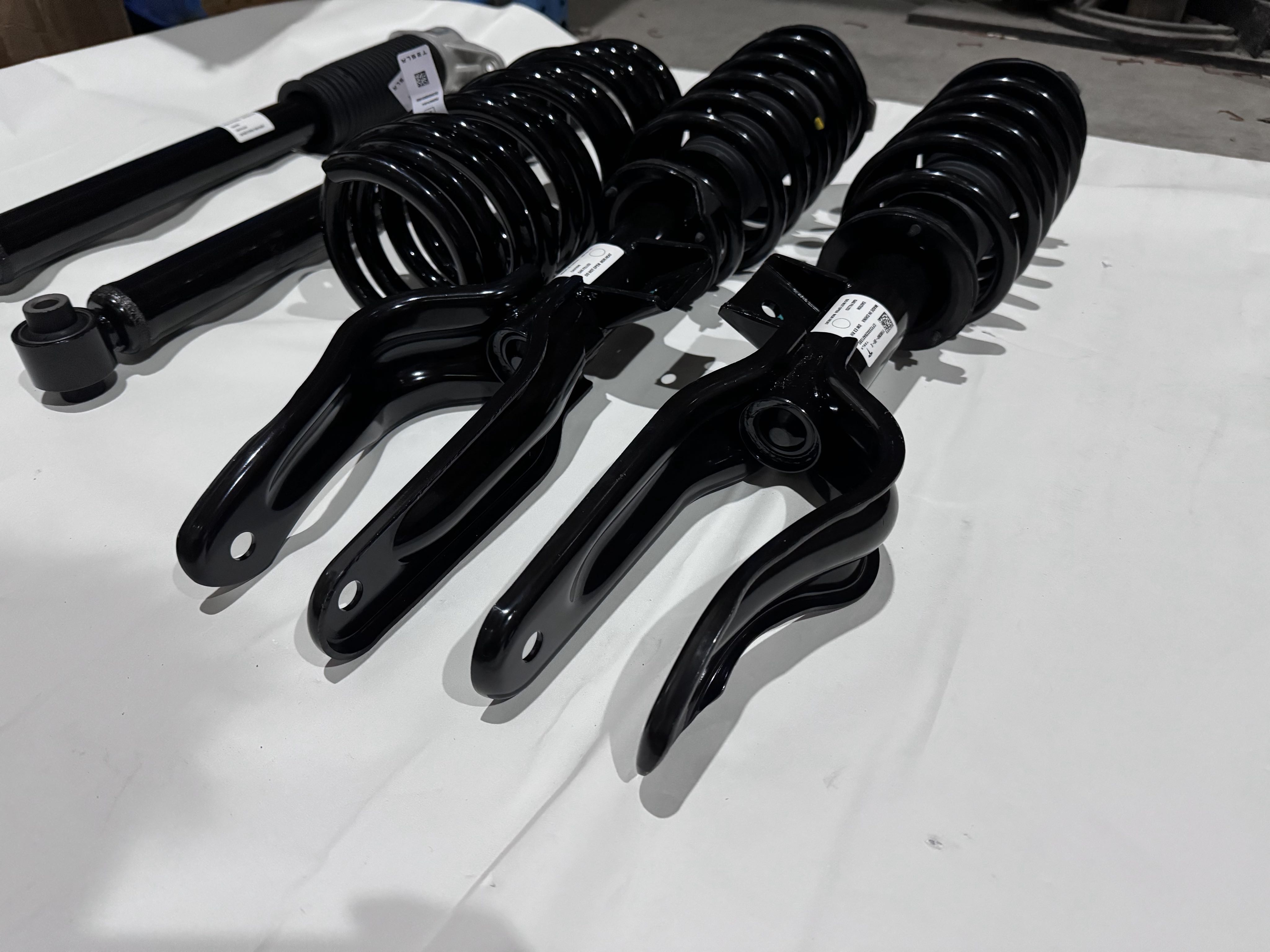 特斯拉焕新3原厂减震#tesla #装修Model3用车指南 
舒适性的提升
操控性的保留
性价比的选择