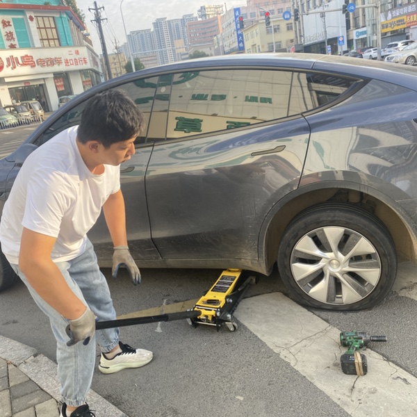 一天的行程需要变一下了。吐槽一下特斯拉出保后没有救援。如果在市外怎么办，以后开这个车出门是不是要带上补胎工具啊。