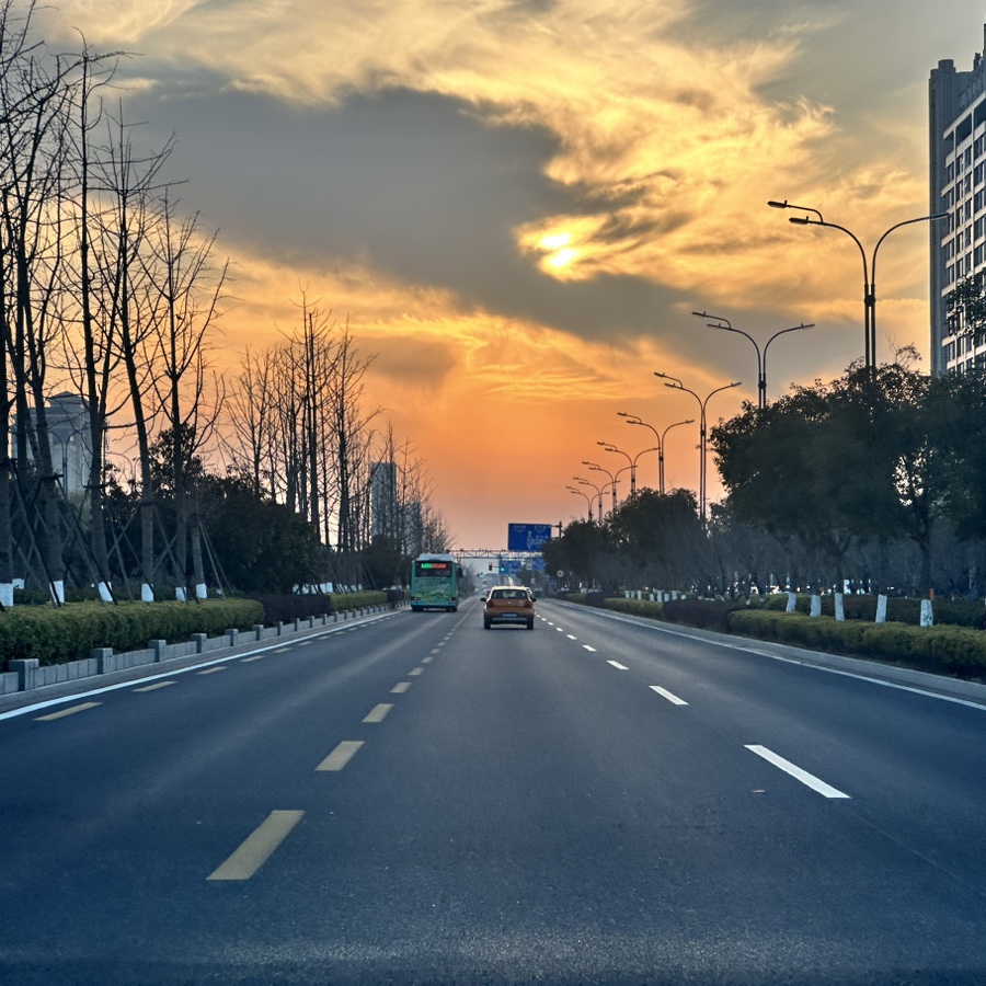 我耗了又耗  不是在等你爱我  而是在等我不爱你