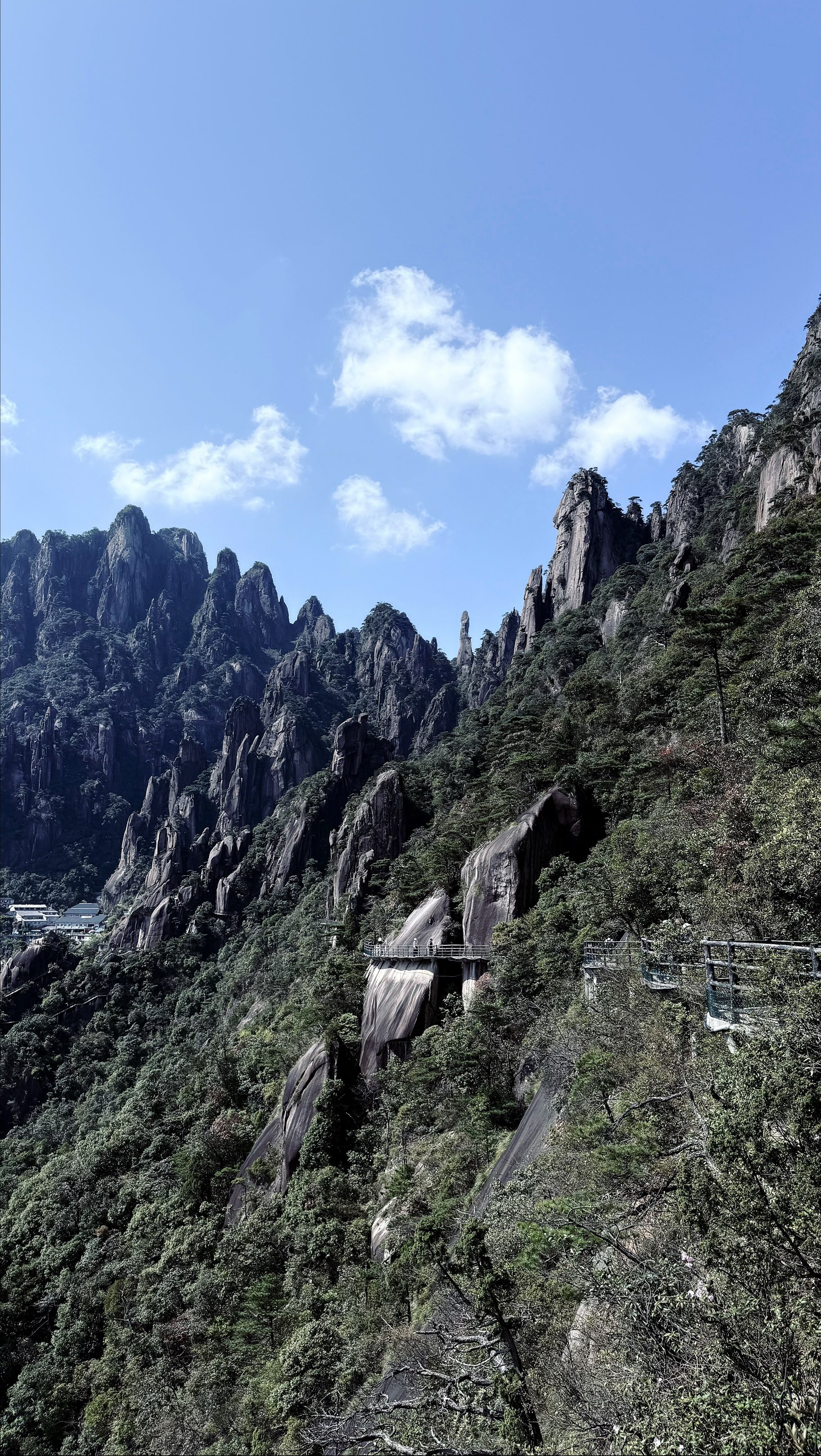 揽胜遍五岳，绝景在三清。
今日份的三清封神啦～
记录全程9小时，18km，爬升1500m。